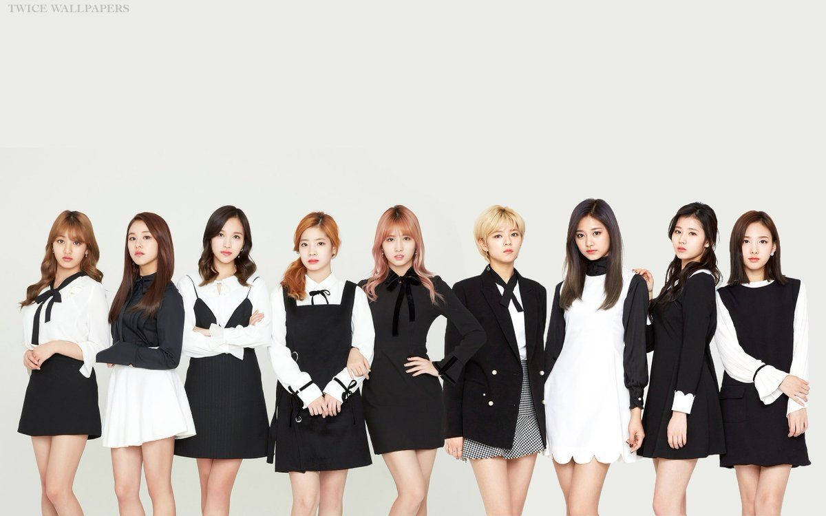 twice 桌布 壁紙 — 九位時尚年輕女性穿著黑白服裝，在純淺灰色背景前自信地擺姿勢。