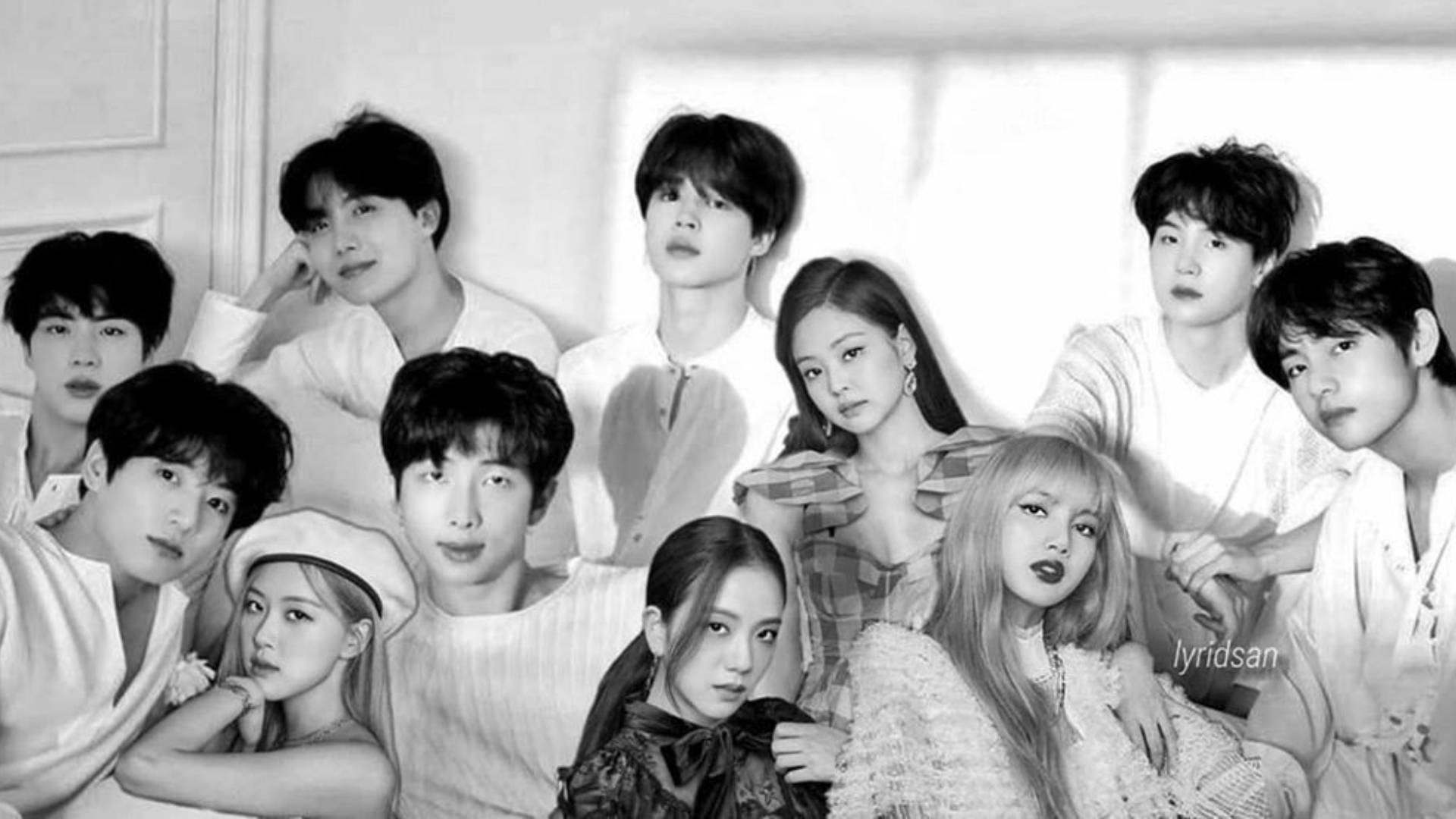 BTS 和 BLACKPINK 桌布 壁紙 — 九位時尚年輕成年人在明亮的室內環境中以自信表情擺姿勢的黑白群體肖像。