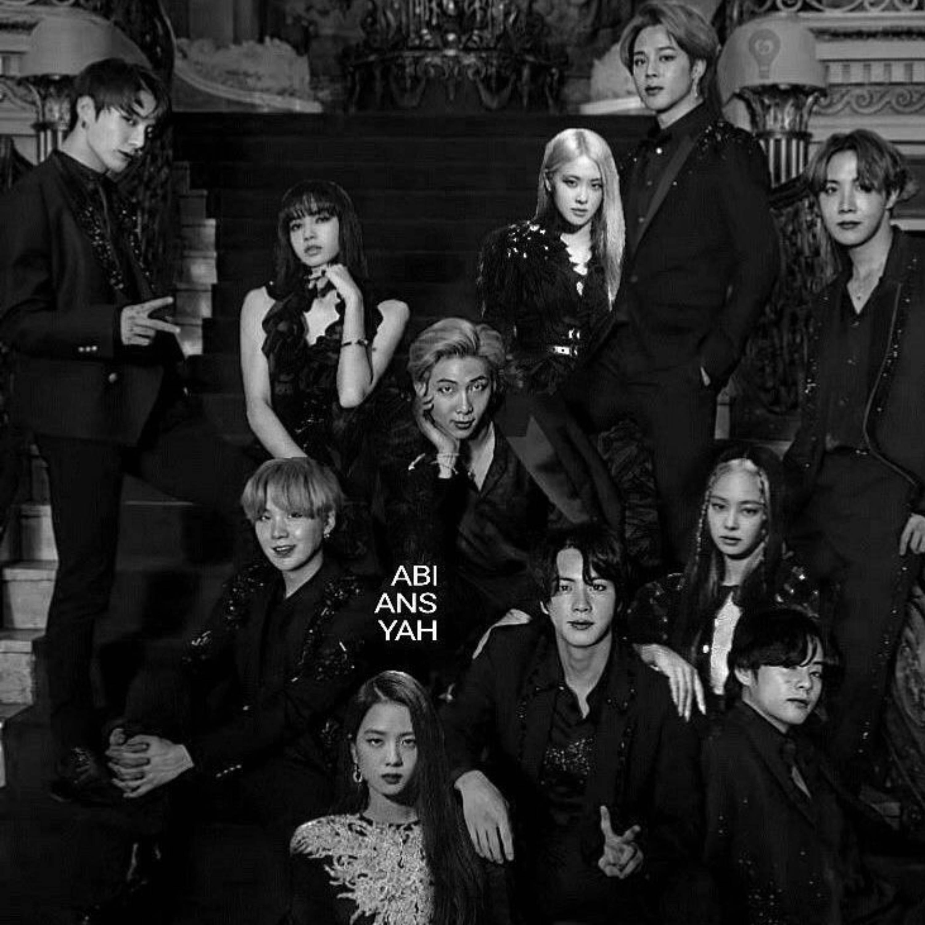 BTS 和 BLACKPINK 桌布 壁紙 — 九位時尚打扮的K-pop偶像在宏偉昏暗大廳的華麗樓梯上擺姿勢的黑白群體肖像。