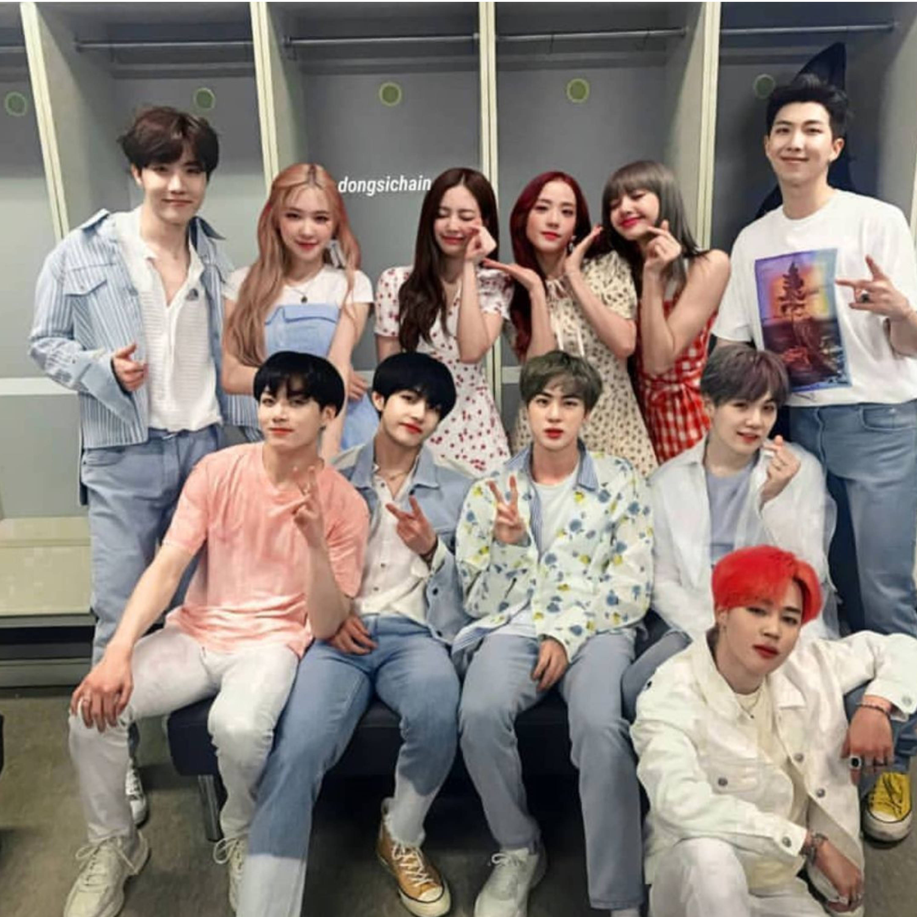BTS 和 BLACKPINK 桌布 壁紙 — 九位時尚的K-pop偶像在現代更衣室中愉快地擺姿勢，穿著柔和色調的服裝，做出俏皮的手勢。