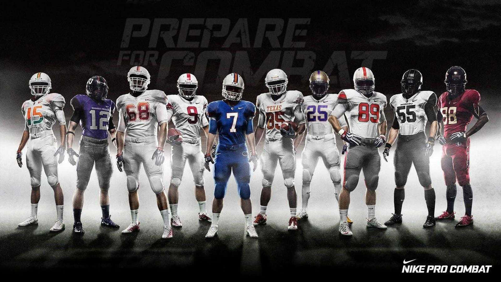 Texas Football 桌布 壁紙 — 九名穿著不同制服的美式足球員在黑暗煙霧背景前排列成強力陣線，帶有「PREPARE FOR COMBAT」文字。