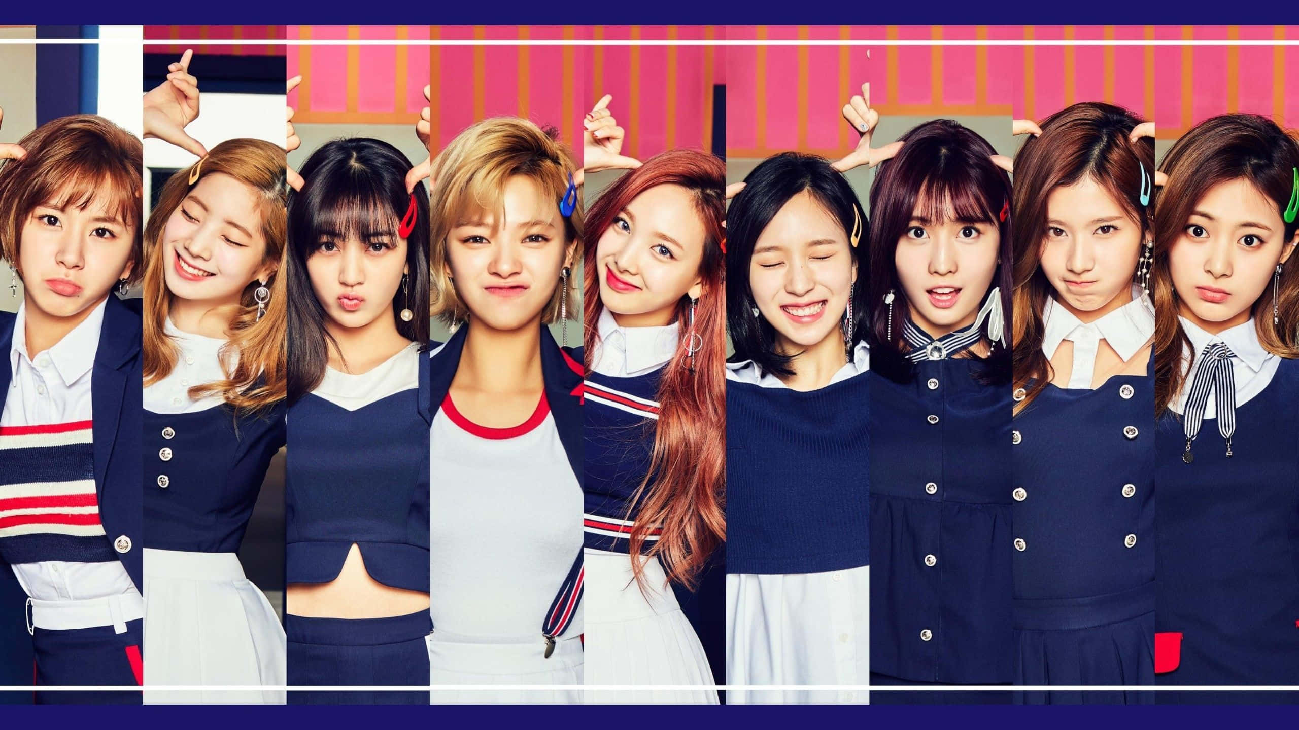 K-pop 桌布 壁紙 — 九名身穿校服的年輕女性在充滿活力的粉紅色條紋背景下擺出俏皮的姿勢。