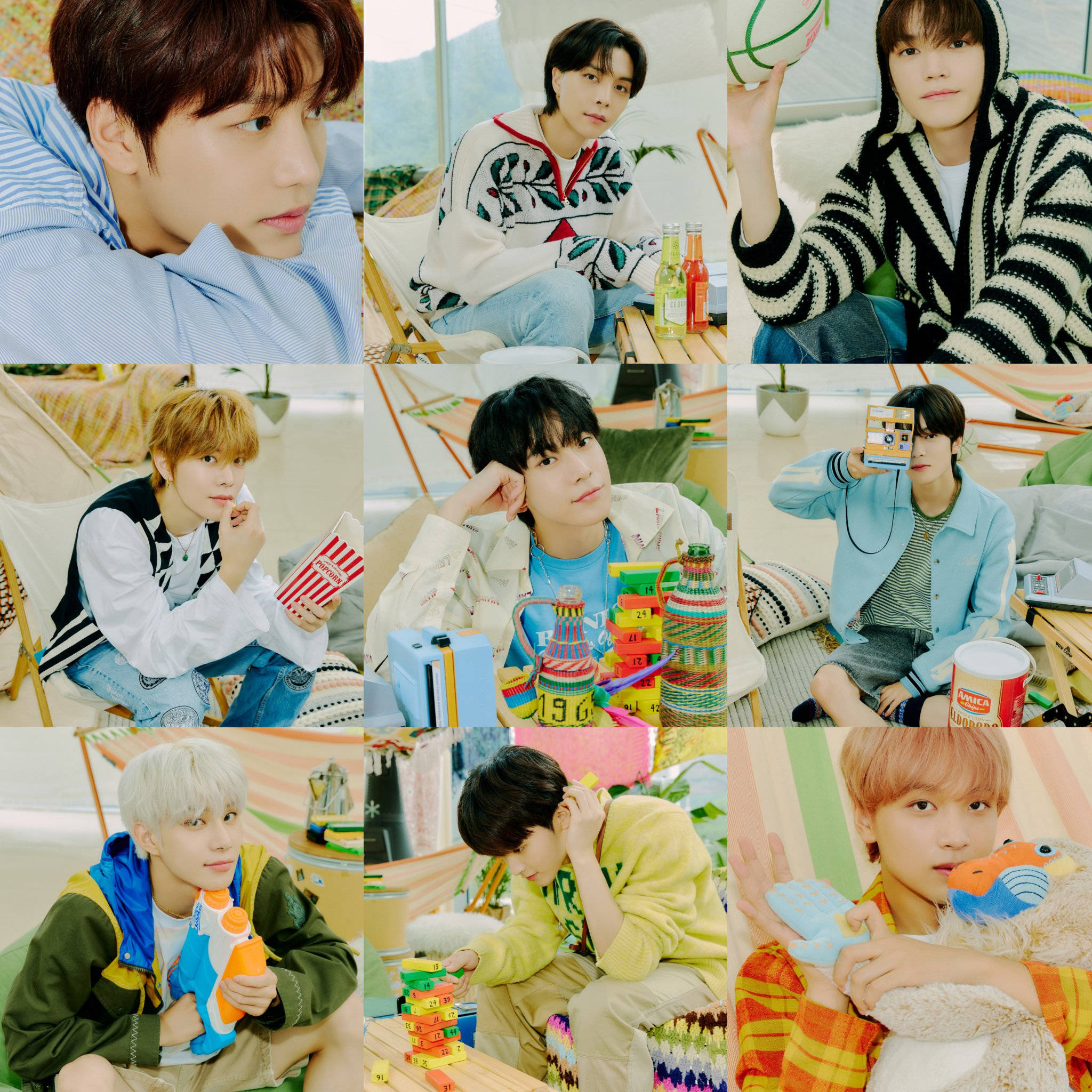 Nct 桌布 壁紙 — 九名身穿色彩繽紛休閒服裝的年輕男性在明亮舒適的室內環境中，與玩具和飲料一起俏皮地擺姿勢。