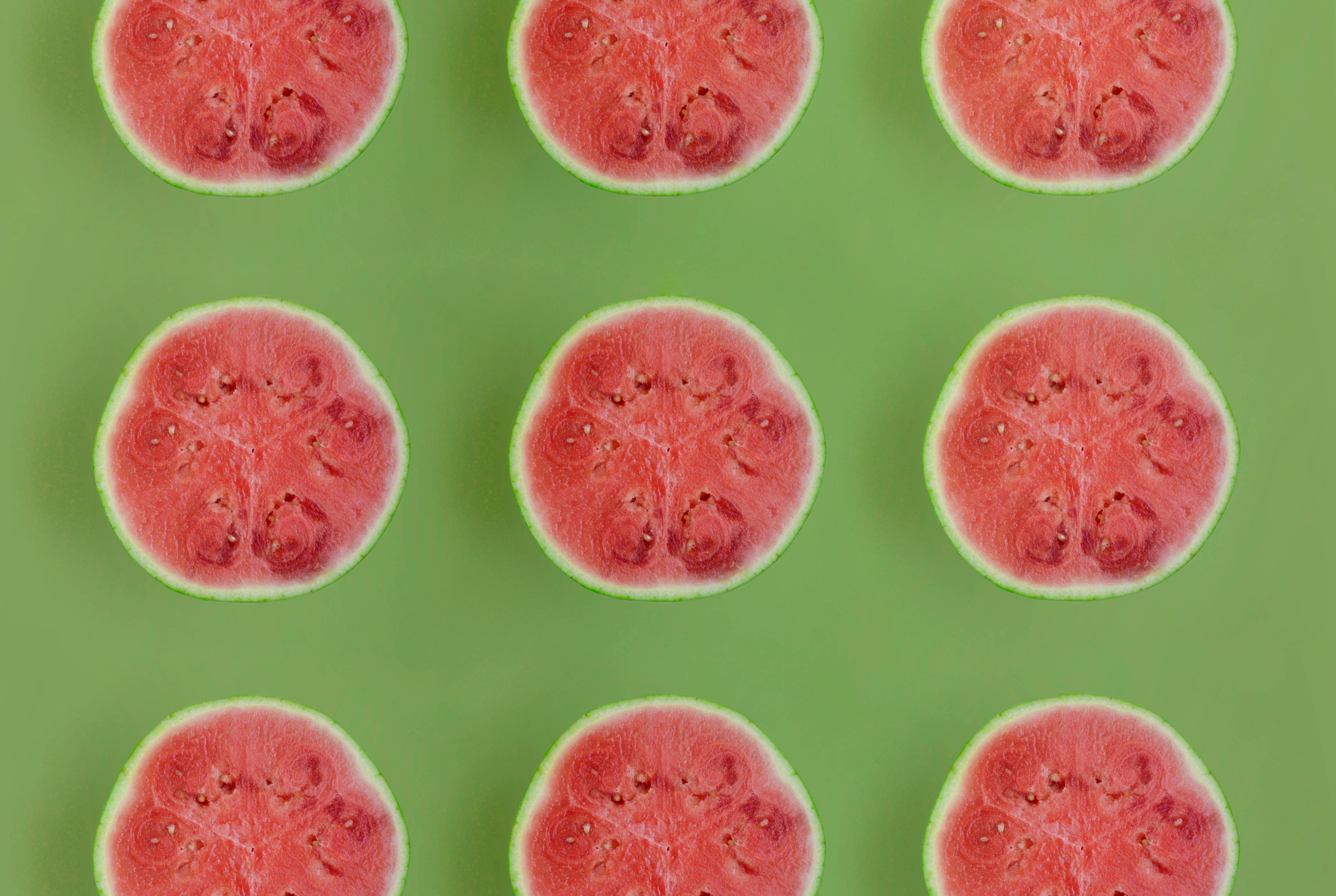 Watermelon 桌布 壁紙 — 九塊西瓜切片在充滿活力的綠色背景上排列成網格狀。