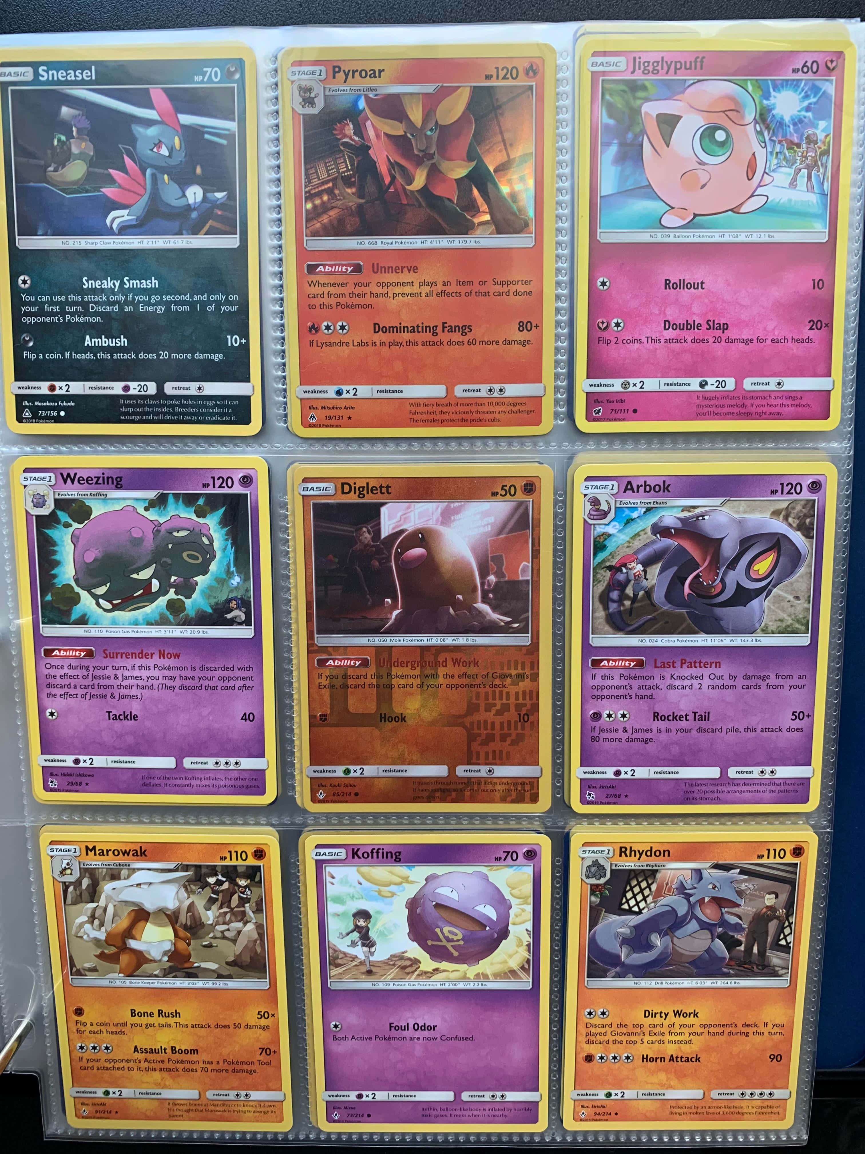 Pokemon Card 桌布 壁紙 — 九張寶可夢集換式卡牌展示在保護套中，帶有鮮豔的藝術品和文字。