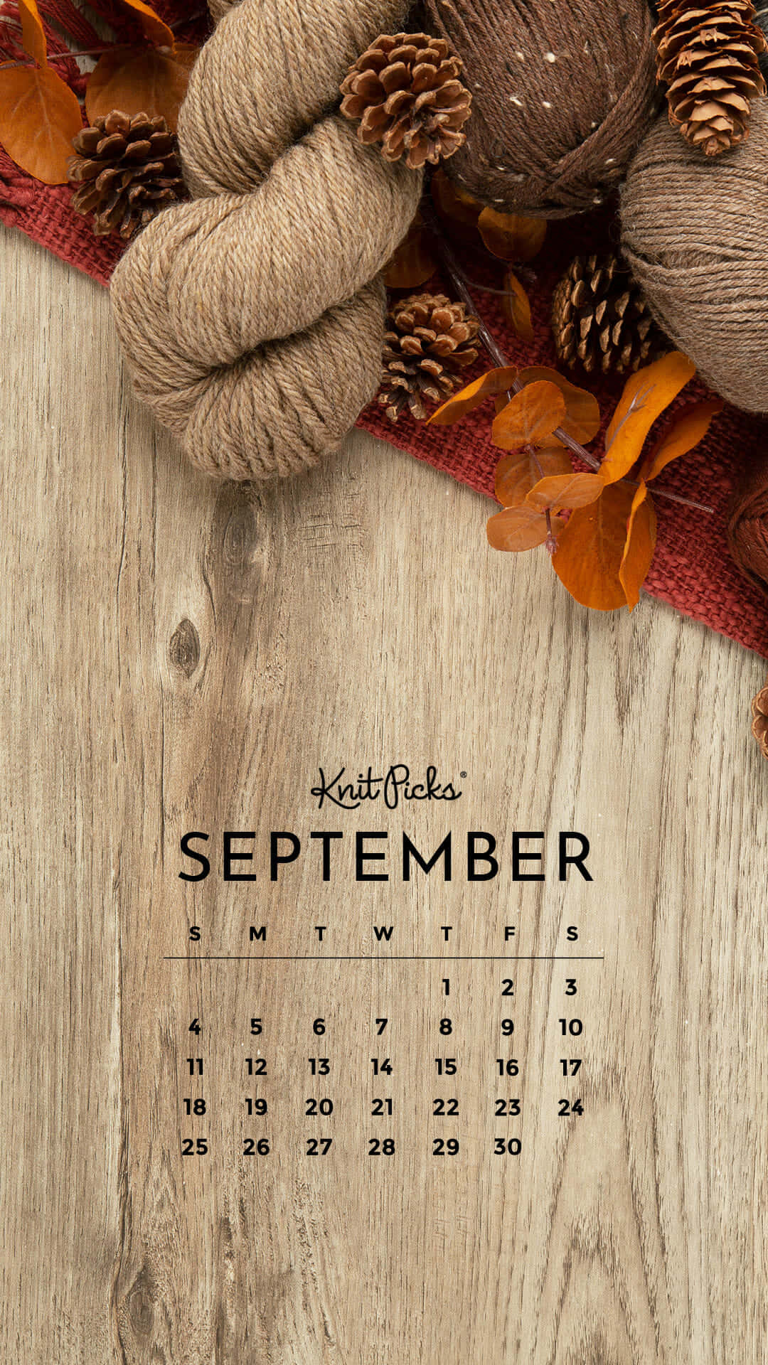 September 桌布 壁紙 — 九月日曆展示在質樸的木頭上，配有毛線松果和暖色大地色調的秋葉。