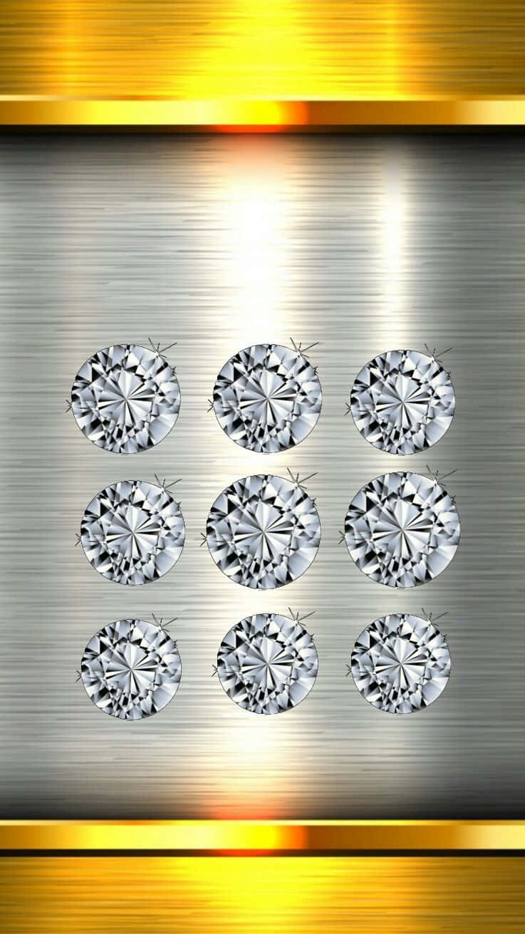 Gold And Silver 桌布 壁紙 — 九顆閃爍的鑽石以網格排列在拉絲金屬上，頂部和底部帶有發光的金色條紋。