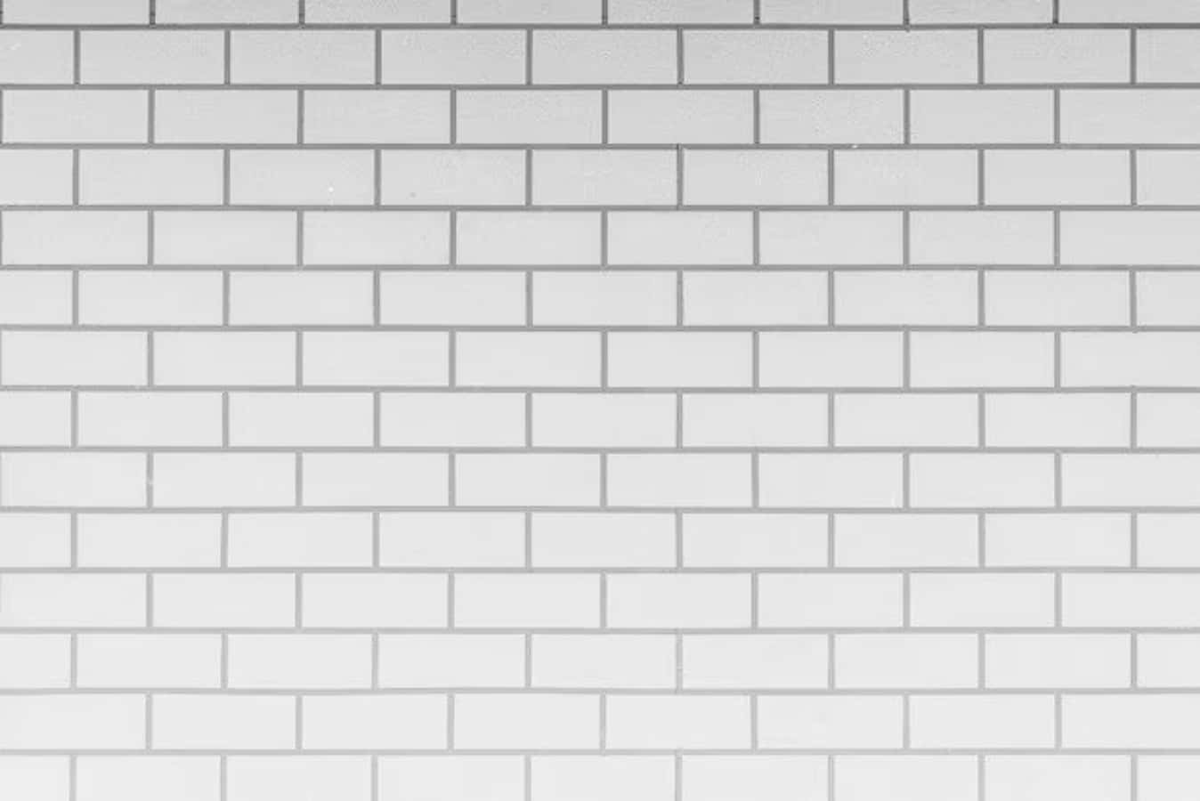 White Wall 桌布 壁紙 — 乾淨的白色磚牆，帶有微妙的灰色砂漿線條和柔和均勻的燈光。
