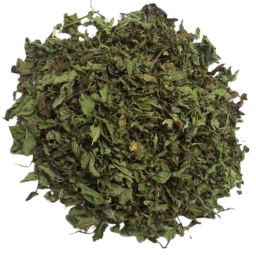 植物 桌布 壁紙 — 乾燥綠色薄荷葉的特寫，堆成一個粗糙的圓形土堆，背景是 stark 黑色。