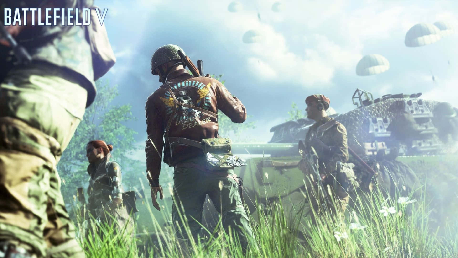 1080p Battlefield V 桌布 壁紙 — 二戰裝備的士兵站在高高的草叢中，降落傘下降，坦克在明亮的天空下隱約出現在遠方。