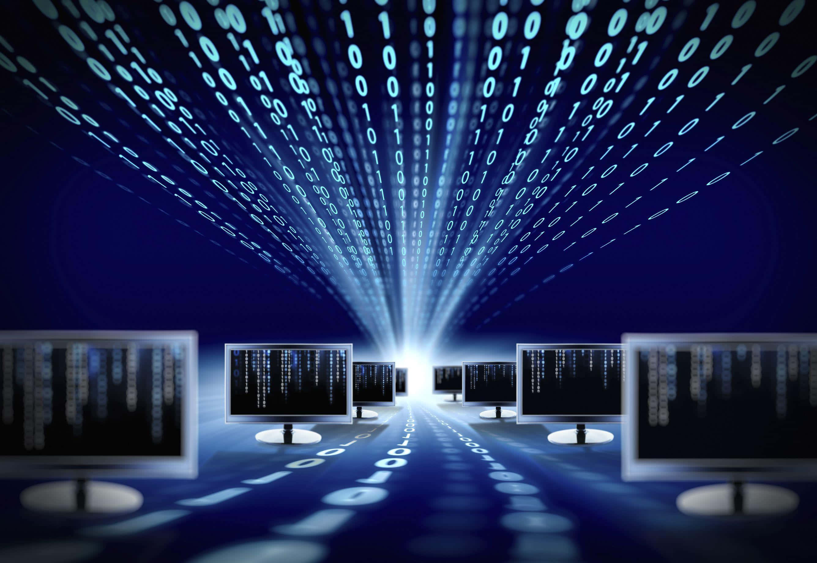Network 桌布 壁紙 — 二進制代碼從明亮光源向下流向黑暗數位走廊中的一排排電腦顯示器。