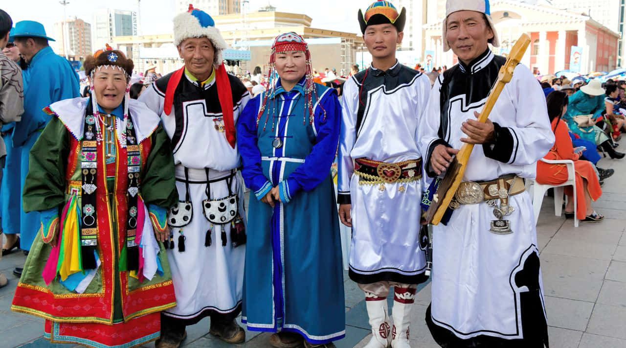 culture 桌布 壁紙 — 五人身穿鮮豔的傳統蒙古服飾，在戶外文化聚會中一起擺姿勢。