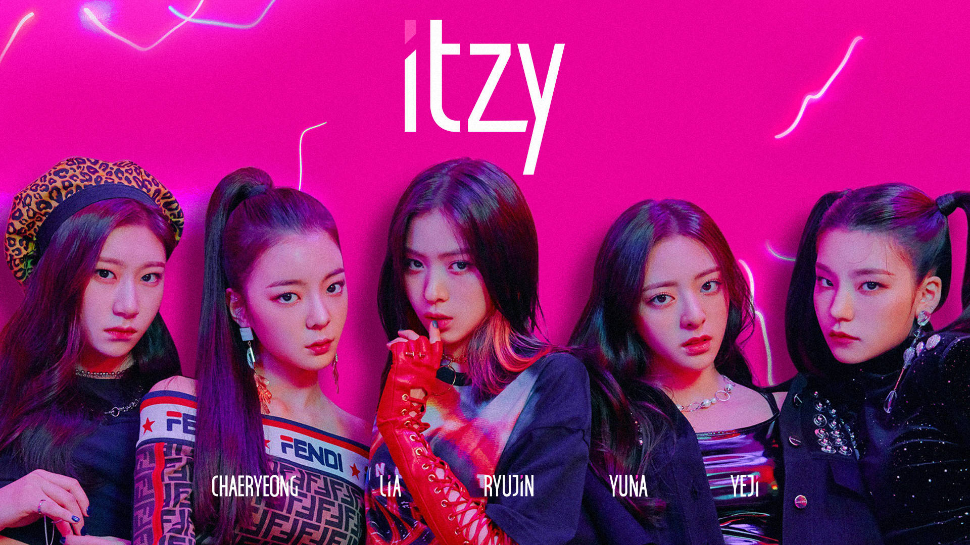 ITZY 桌布 壁紙 — 五位K-pop偶像在充滿活力的粉紅色霓虹燈牆前自信地擺姿勢，牆上有發光的線條和粗體白色文字顯示組合名稱「itzy」。