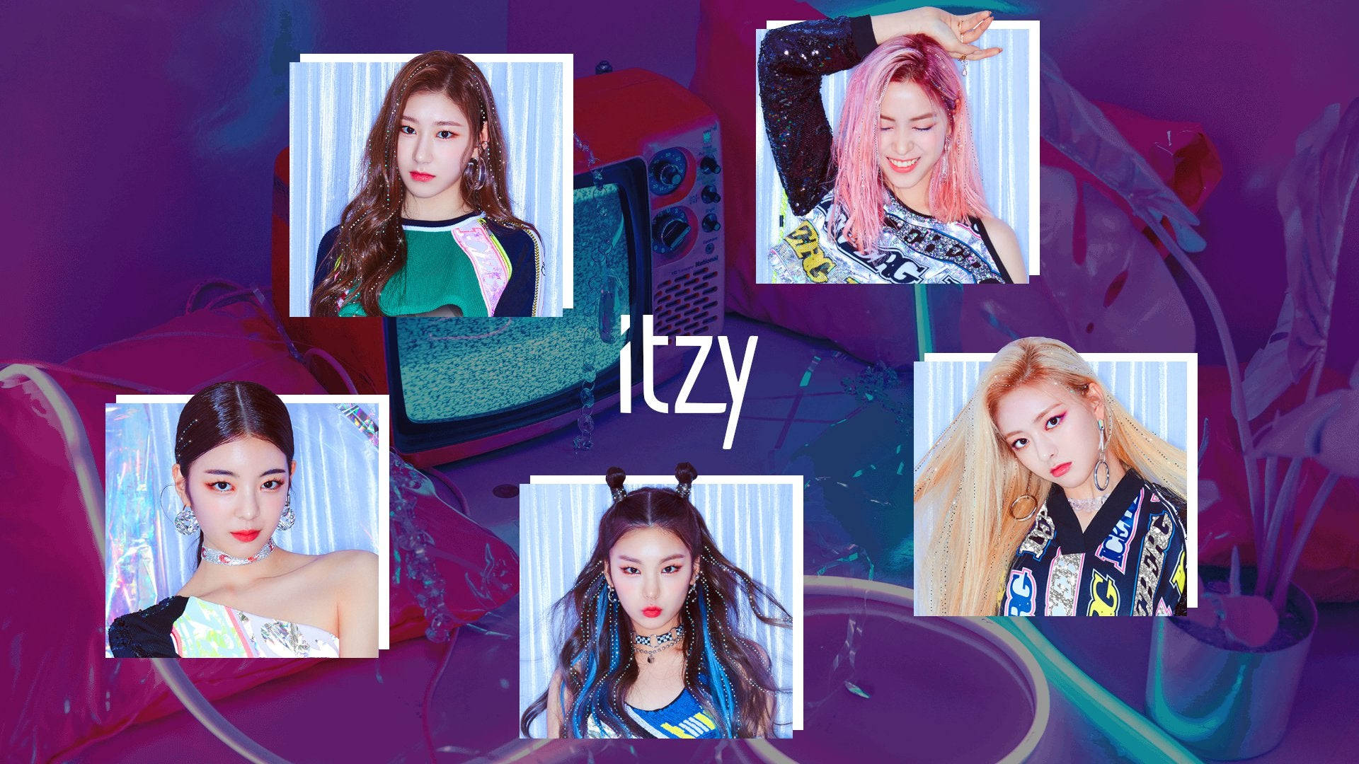 ITZY 桌布 壁紙 — 五位K-pop偶像穿著鮮豔服裝，在超現實的紫色背景前擺姿勢，背景有復古電視和發光霓虹元素。