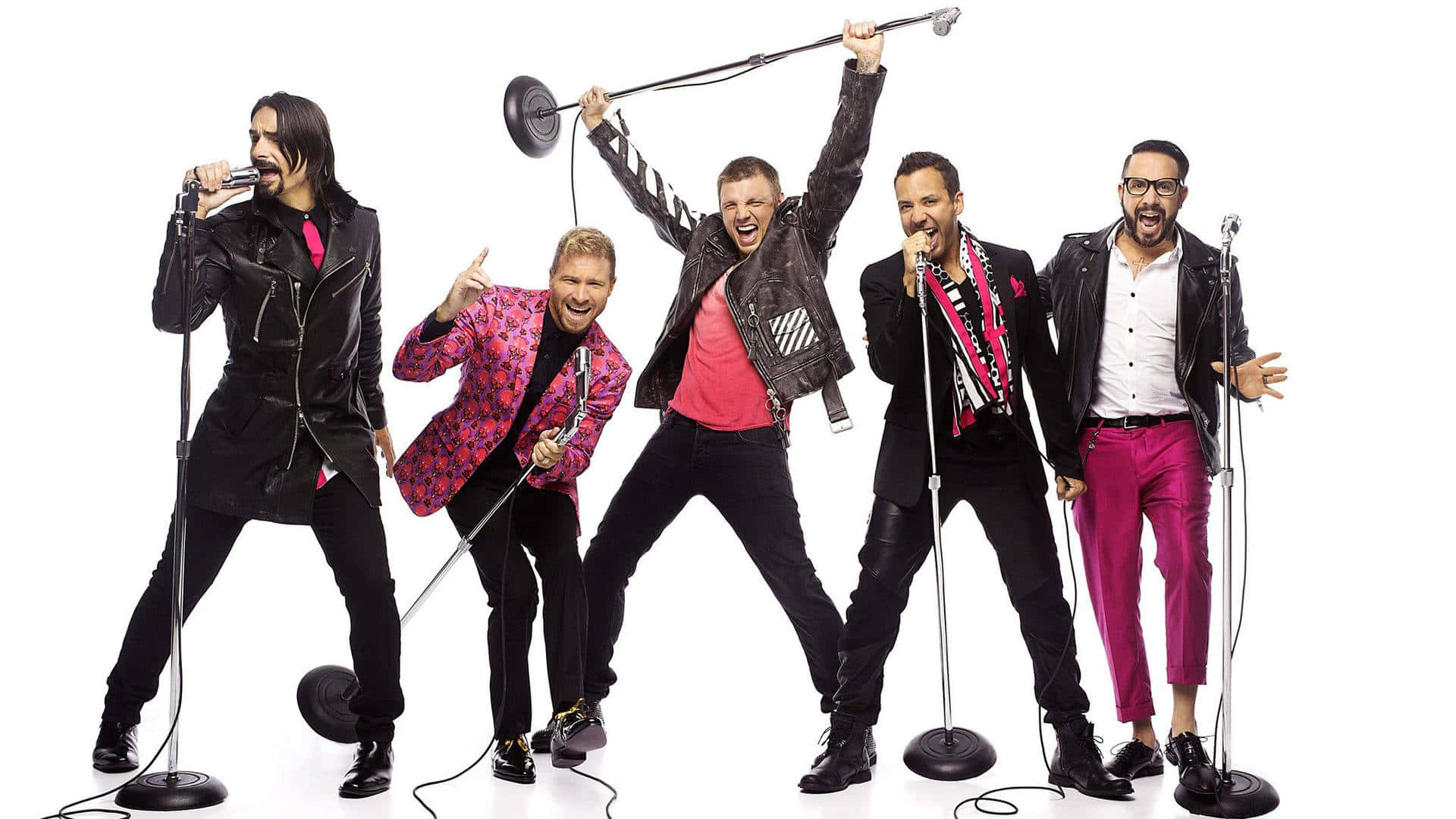 Backstreet Boys 桌布 壁紙 — 五位充滿活力的男音樂家穿著大膽的服裝，在純白背景前手持麥克風動感擺姿勢。