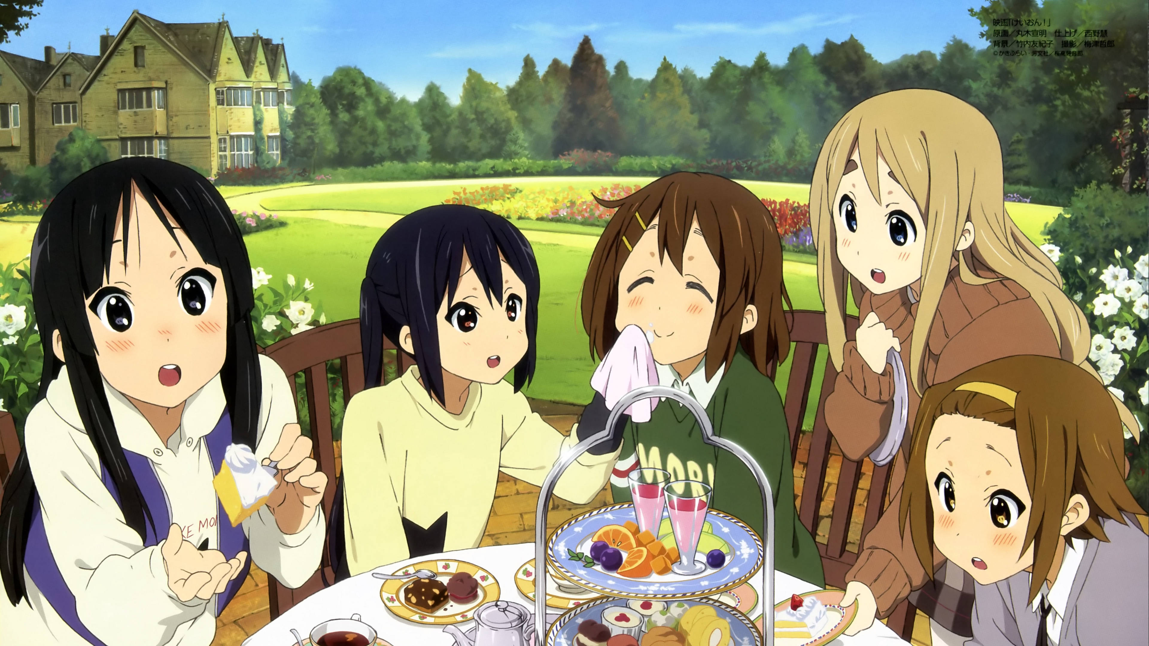 K-on 桌布 壁紙 — 五位動漫女孩在茂密的綠色花園中享受陽光明媚的戶外茶會，品嚐糕點和飲料。