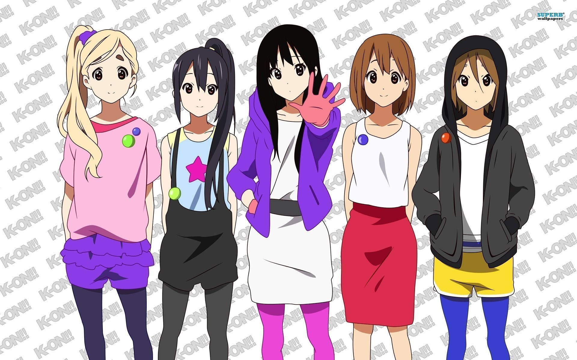 K-on 桌布 壁紙 — 五位動漫少女穿著色彩繽紛的休閒服裝，並排站在重複的K-ON浮水印背景前。