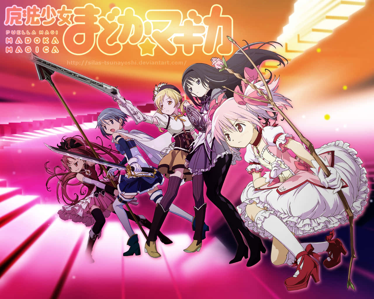 puella magi madoka magica 桌布 壁紙 — 五位動漫少女穿著魔法少女服裝，在發光的粉紅色和橙色漸變背景前動態擺姿勢。