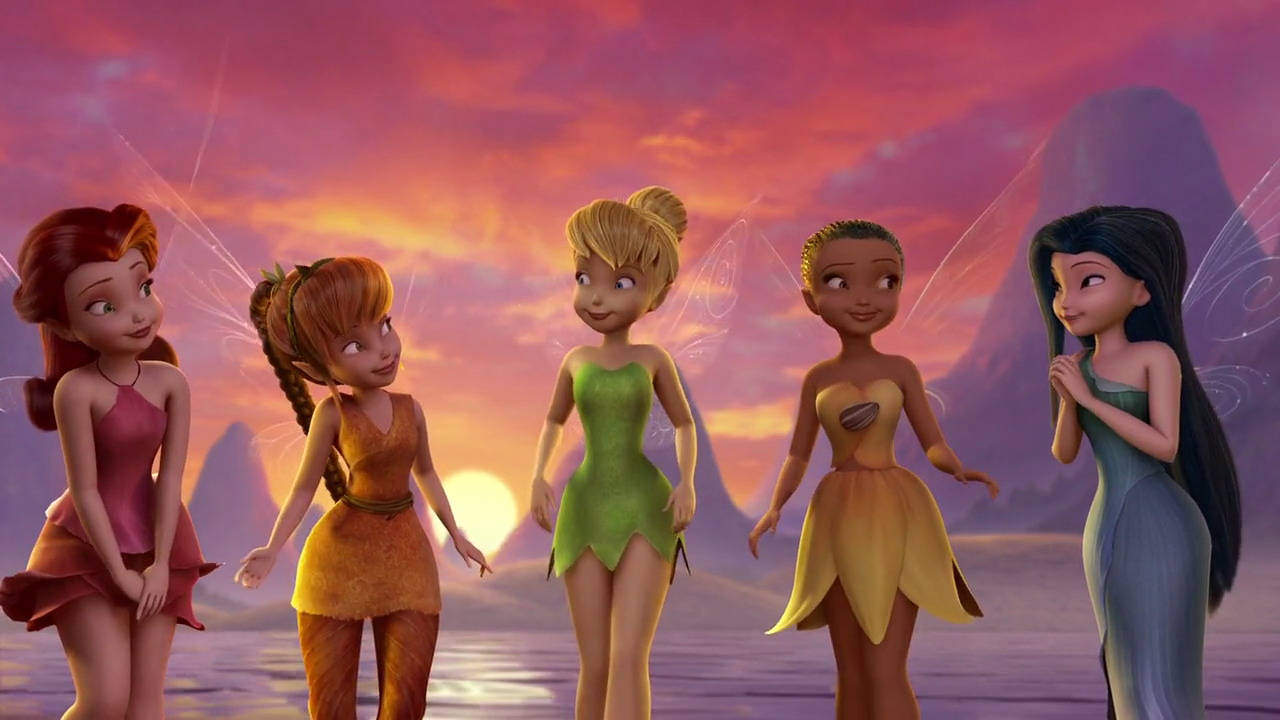 Tinker Bell 桌布 壁紙 — 五位動畫仙子穿著色彩繽紛的裙子，在燦爛的日落天空下站在一起，翅膀閃閃發光。