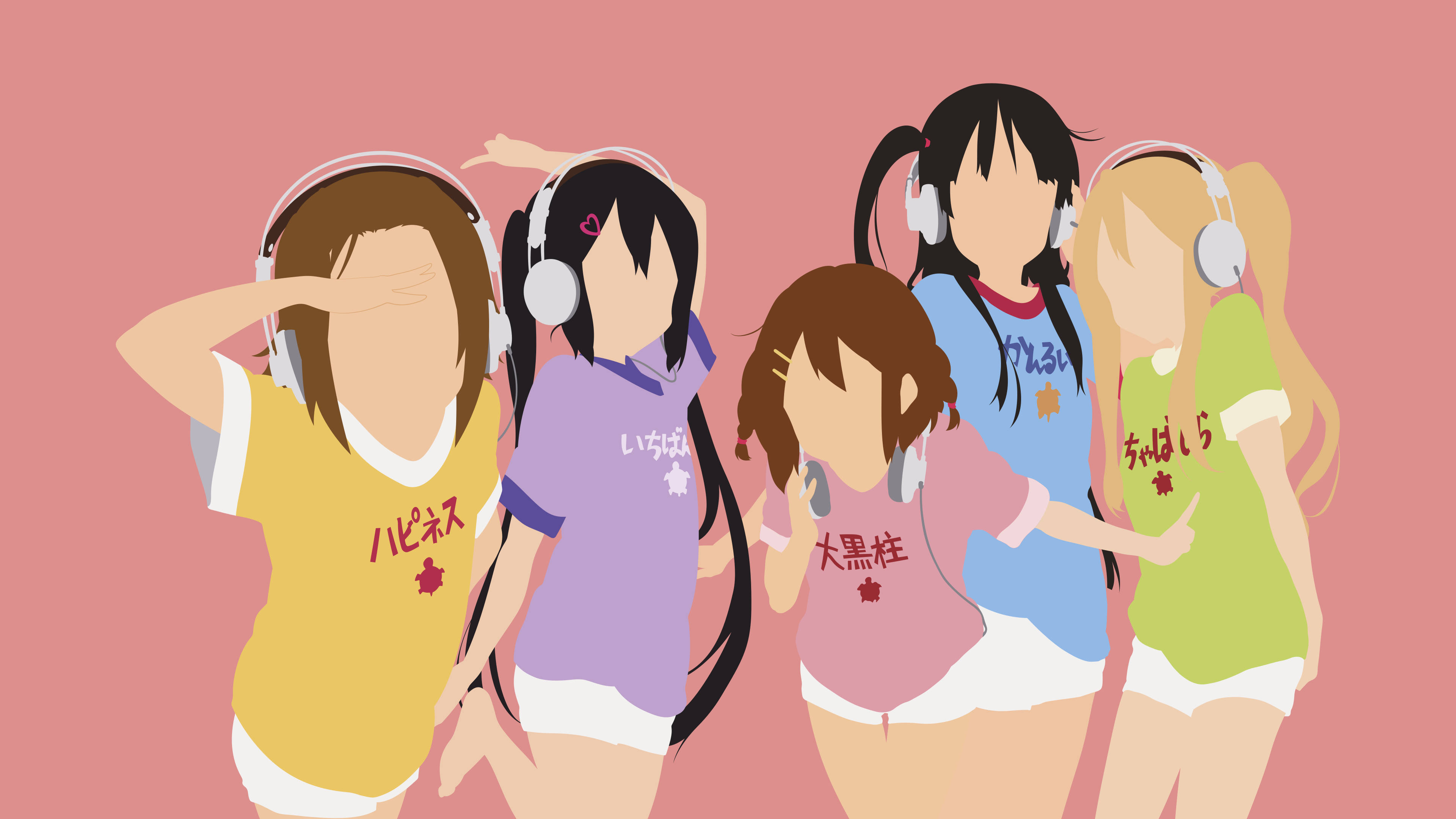 K-on 桌布 壁紙 — 五位動畫女孩穿著彩色襯衫和耳機，在純粉紅色背景前開心地擺姿勢。