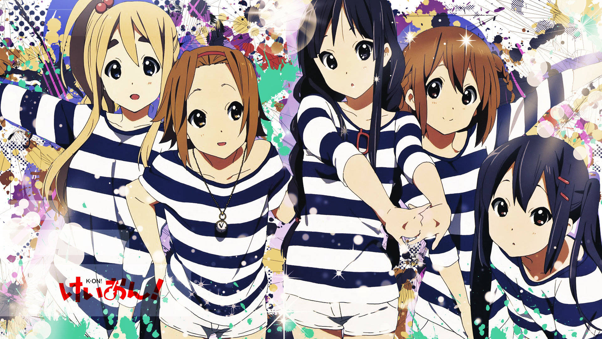 K-on 桌布 壁紙 — 五位動畫女孩穿著相配的藍白條紋服裝，站在充滿活力的潑濺背景前。