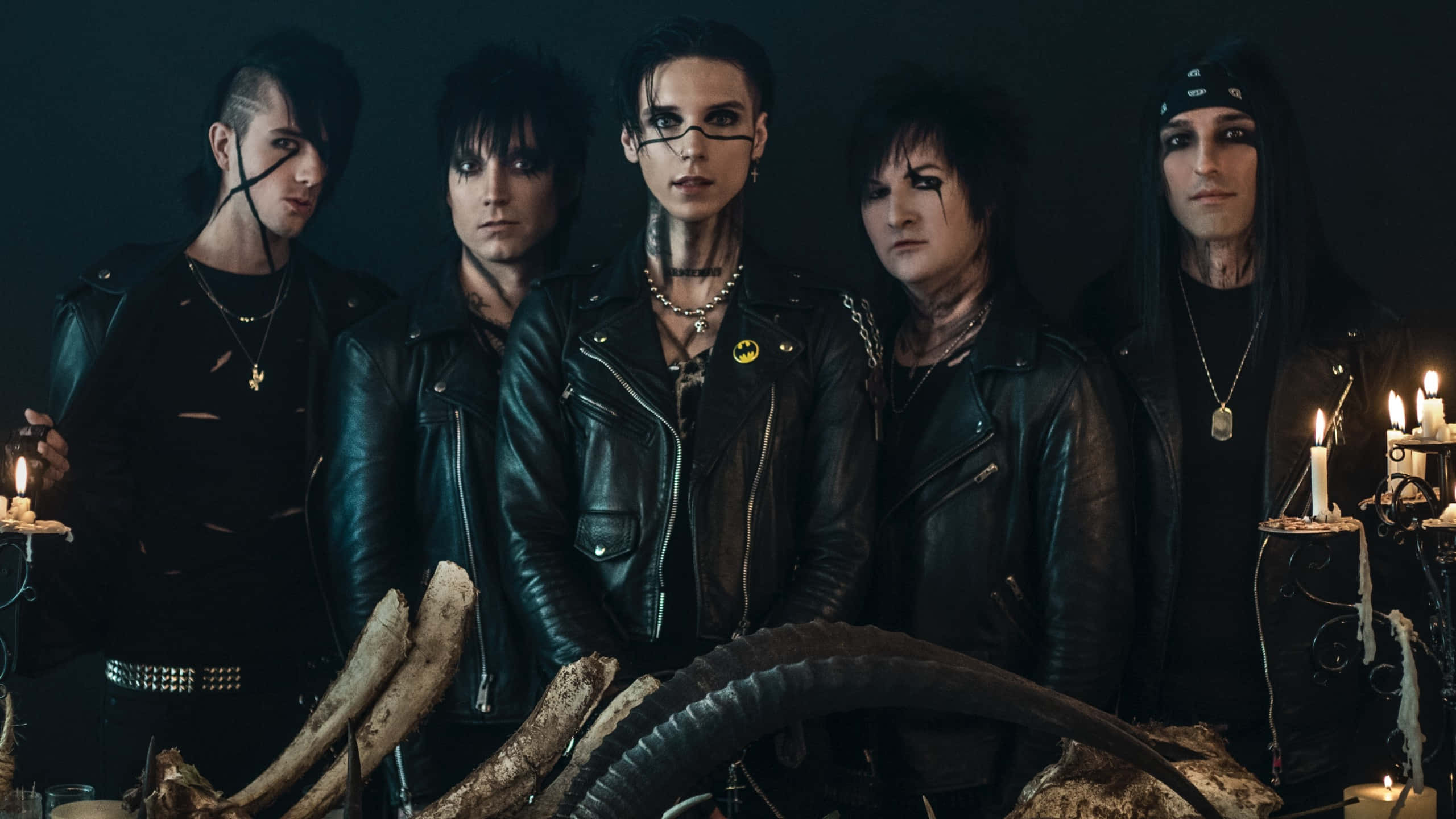Black Veil Brides 桌布 壁紙 — 五位哥德搖滾樂團成員身穿黑色皮夾克，在黑暗背景下，點燃蠟燭和動物頭骨，莊嚴地擺姿勢。