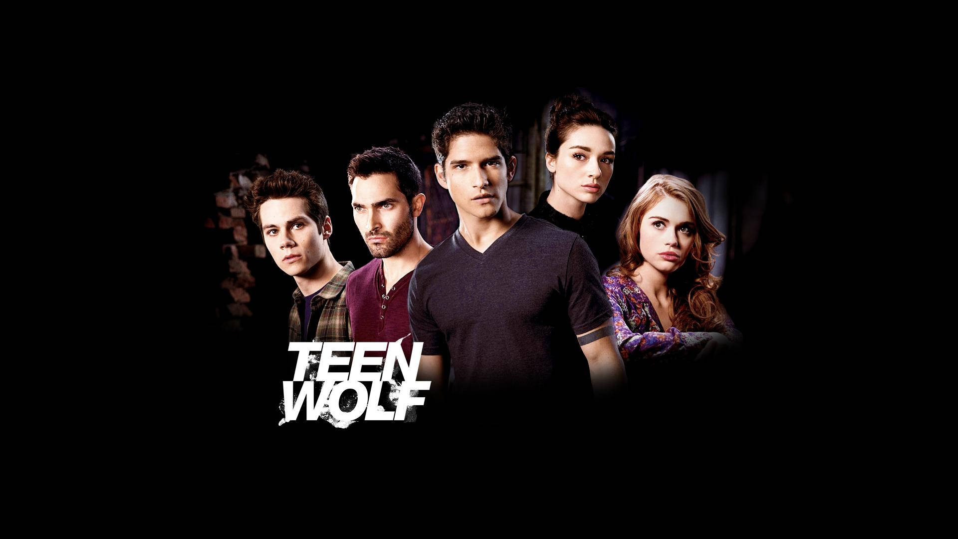 teen wolf 桌布 壁紙 — 五位嚴肅的年輕成年人站在黑暗的環境中，下方閃爍著《Teen Wolf》的標題。