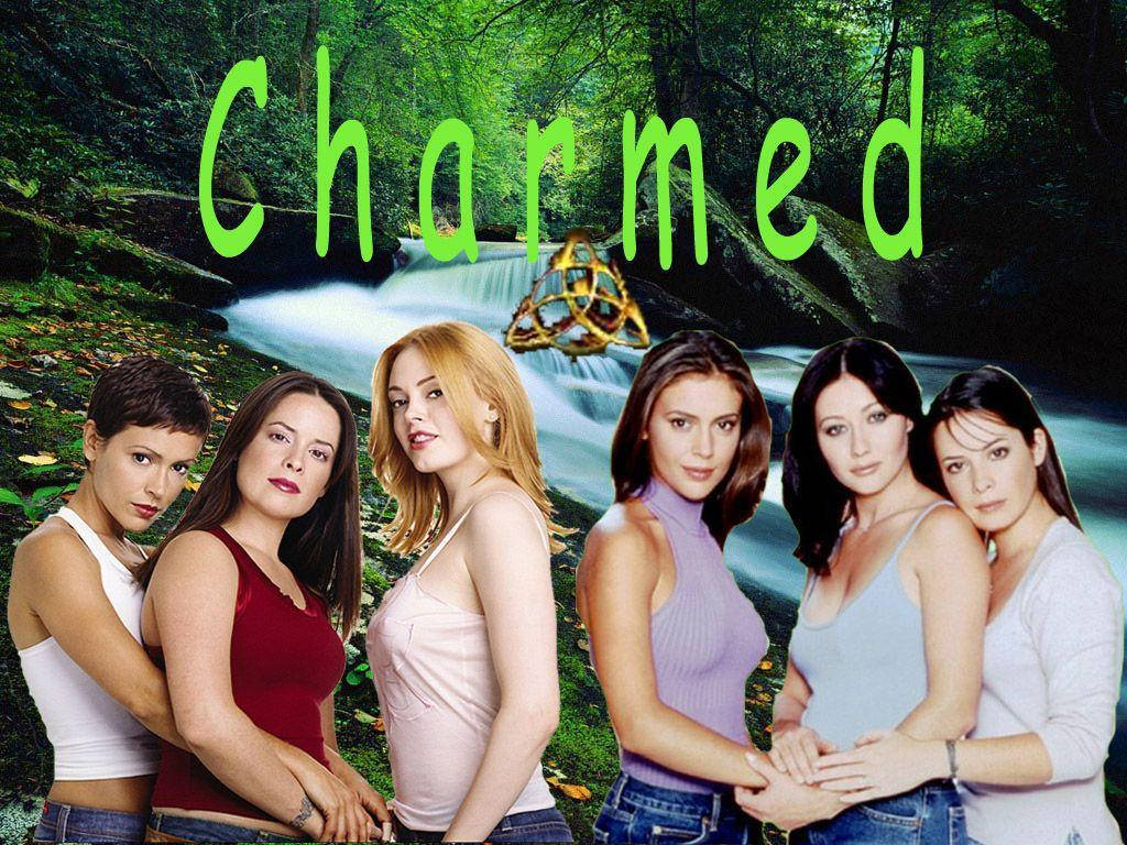 charmed 桌布 壁紙 — 五位女性自信地站在茂密的森林中，身後有瀑布，上方漂浮著一個發光的金色球體。