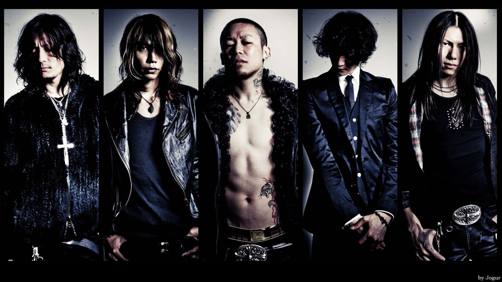 J-rock 桌布 壁紙 — 五位帶有刺青和皮革服飾的前衛音樂人在黑暗的攝影棚背景下強烈擺姿勢。