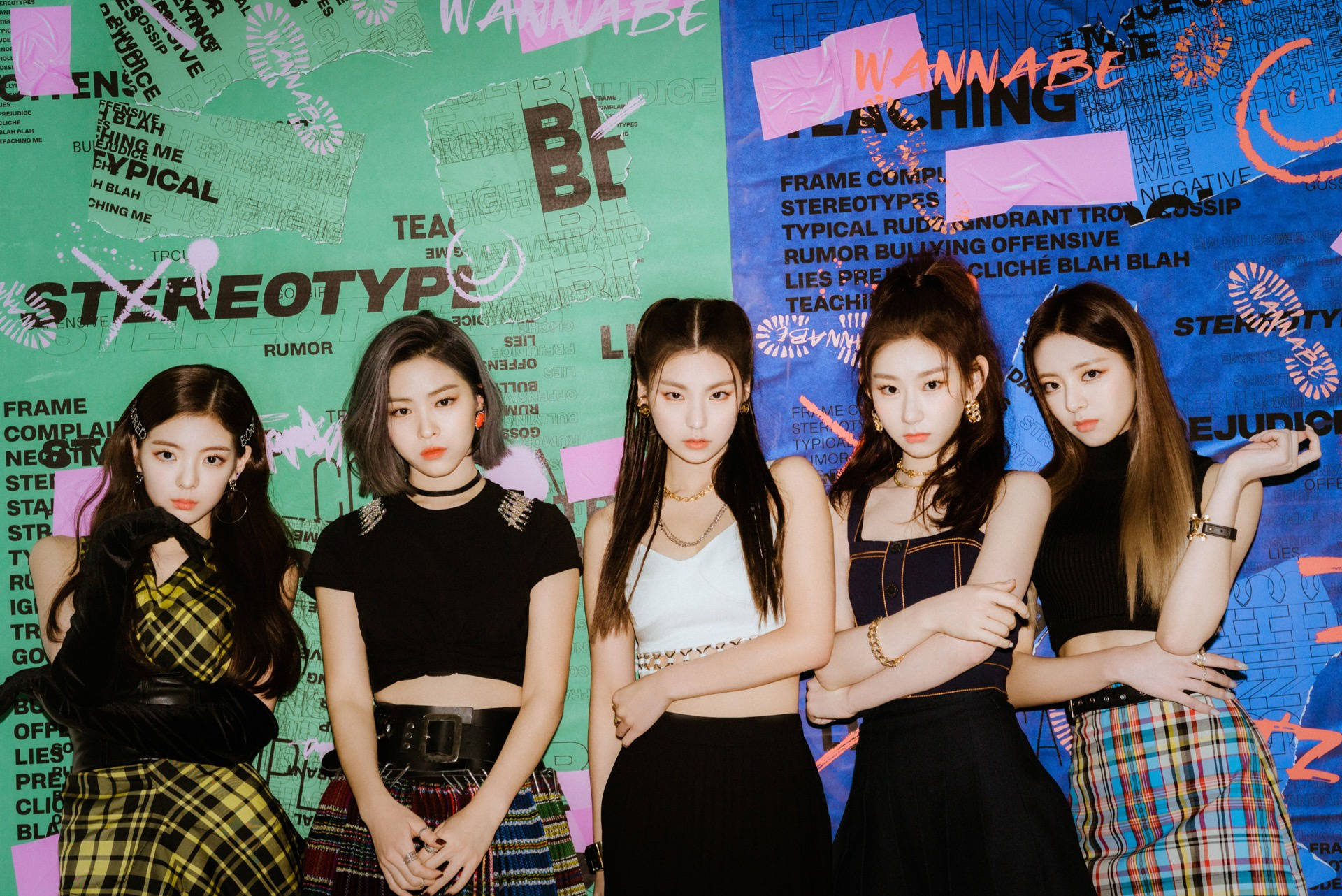 ITZY 桌布 壁紙 — 五位年輕女性自信地擺姿勢，背景是一面佈滿塗鴉的牆，上面寫著「刻板印象」和「想成為」等字樣。