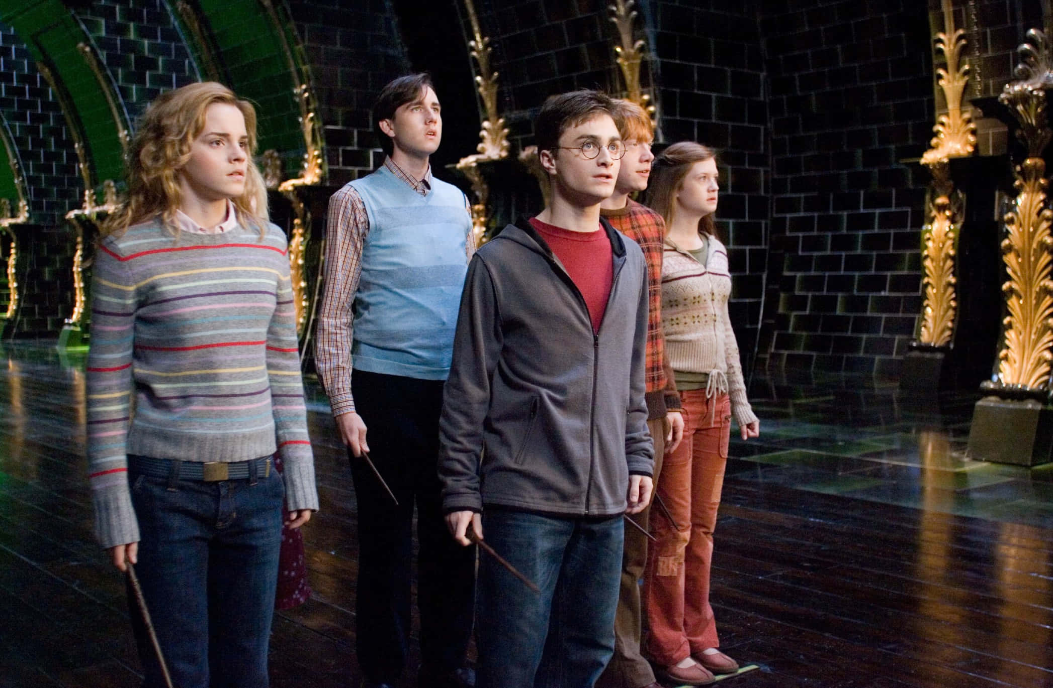Dumbledore's Army 桌布 壁紙 — 五位年輕巫師站在一個有深色石牆和金色華麗柱子的宏偉大廳中，手持魔杖準備就緒。