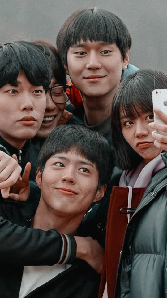 Reply 1988 桌布 壁紙 — 五位年輕朋友緊密地擺姿勢自拍，表情俏皮，穿著休閒冬季外套。