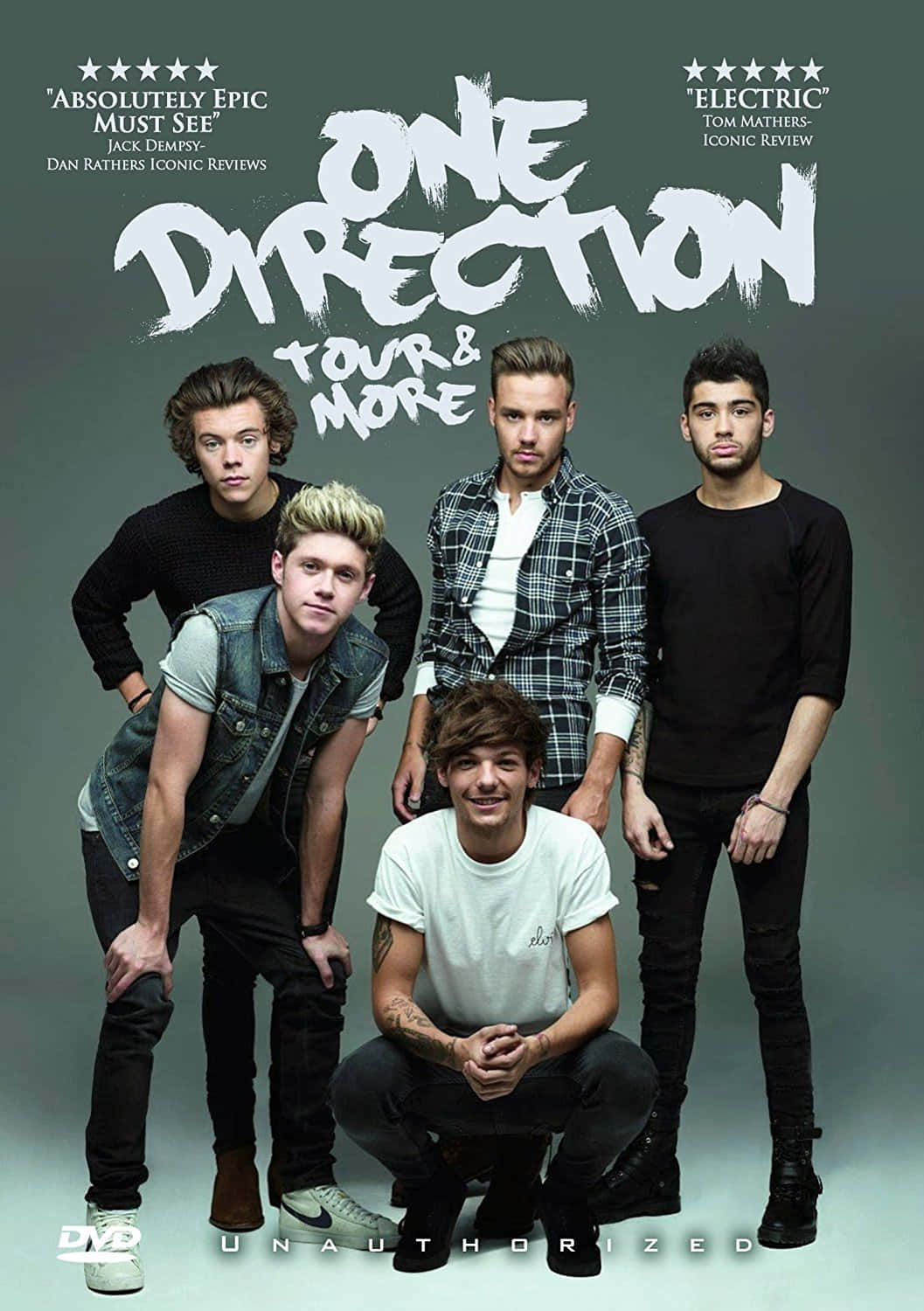 One Direction 桌布 壁紙 — 五位年輕男性樂團成員穿著休閒街頭服飾，在純灰色工作室背景前自信地擺姿勢。