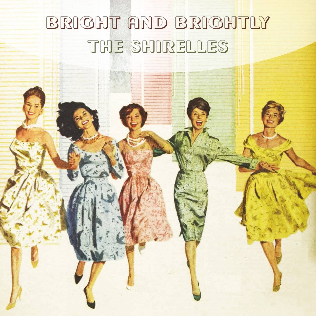 Album Cover 桌布 壁紙 — 五位微笑的1960年代女性，身穿色彩繽紛的圖案連衣裙，在粉彩條紋背景前愉快地挽著手臂。