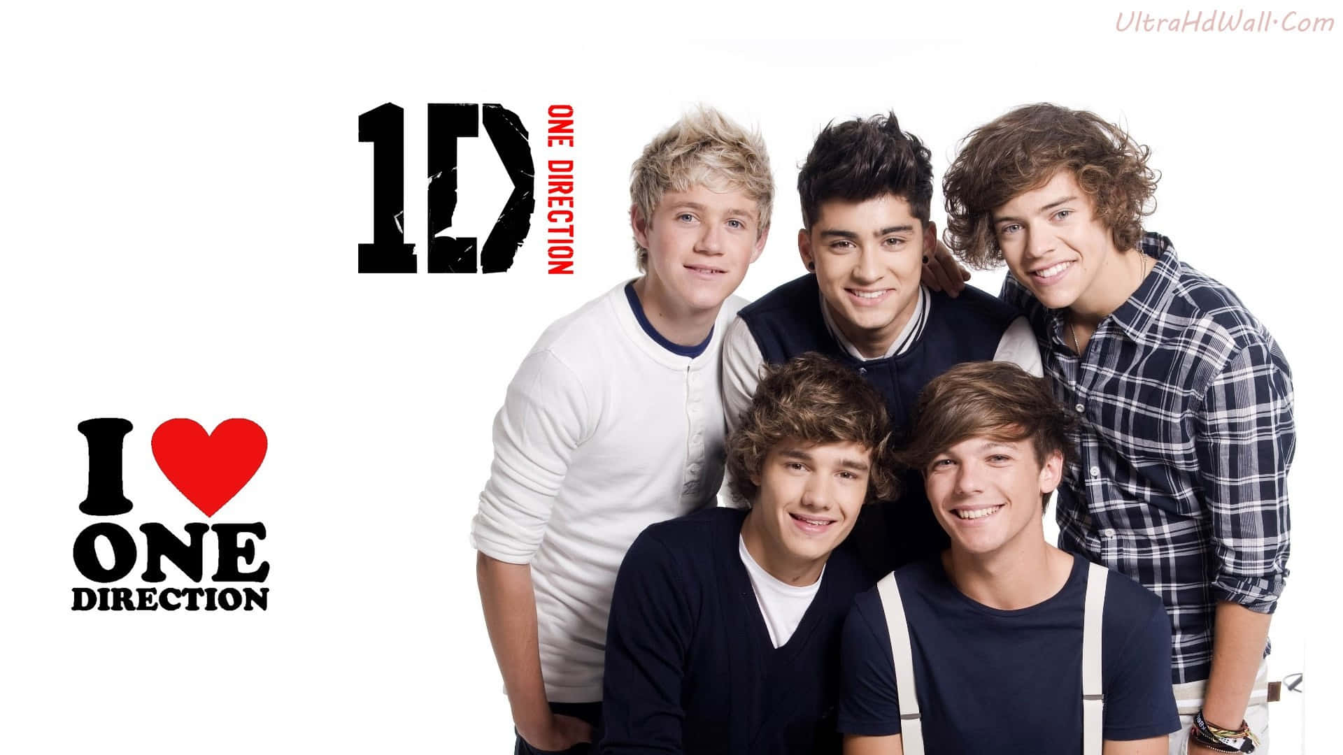 One Direction 桌布 壁紙 — 五位微笑的年輕男子穿著休閒服裝，在白色背景前與One Direction標誌一起擺姿勢。