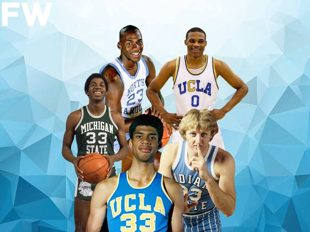 Kareem 桌布 壁紙 — 五位微笑的復古籃球運動員穿著復古球衣，在藍色幾何背景前自信地擺姿勢。