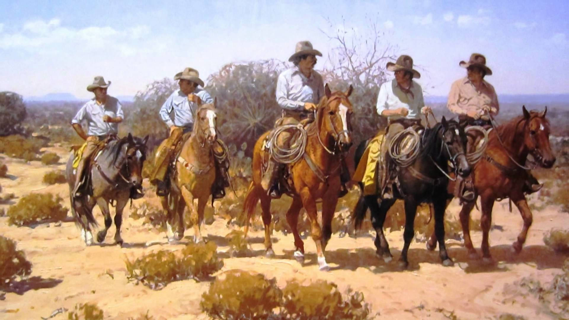 American Cowboy 桌布 壁紙 — 五位戴著寬邊帽的牛仔騎著馬，在明亮的藍天下，穿過一片陽光普照、點綴著灌木叢的乾旱平原。