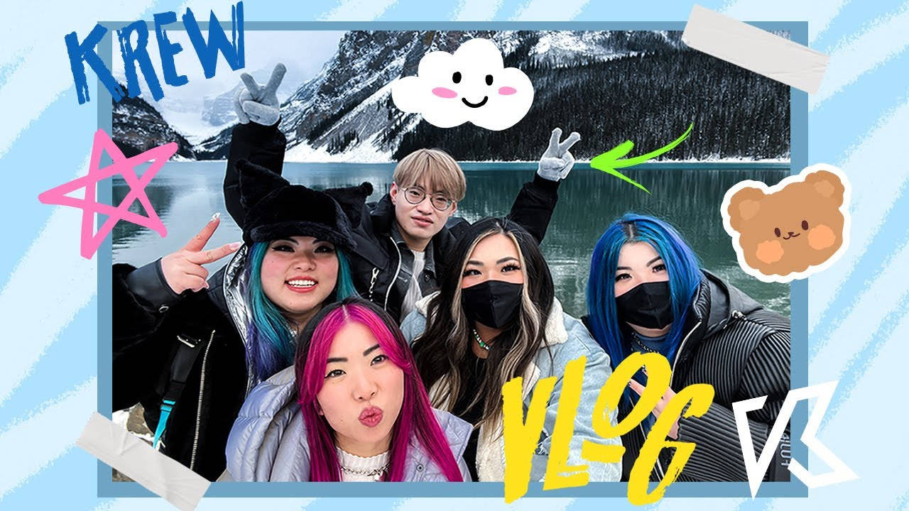 Krew 桌布 壁紙 — 五位擁有彩色頭髮的朋友在雪山湖泊前愉快地擺姿勢，並帶有俏皮的數位貼紙。