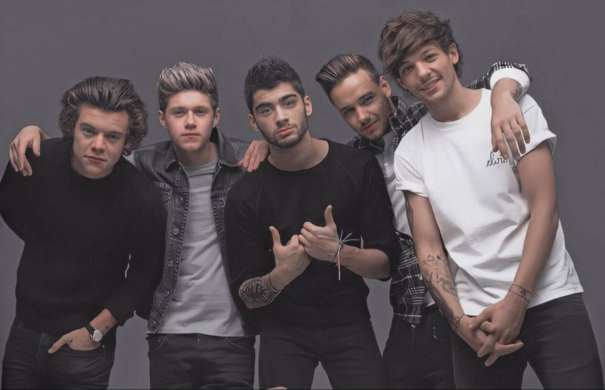 One Direction Aesthetic 桌布 壁紙 — 五位擁有時尚髮型和刺青的年輕男性在純灰色攝影棚背景前自信地擺姿勢。