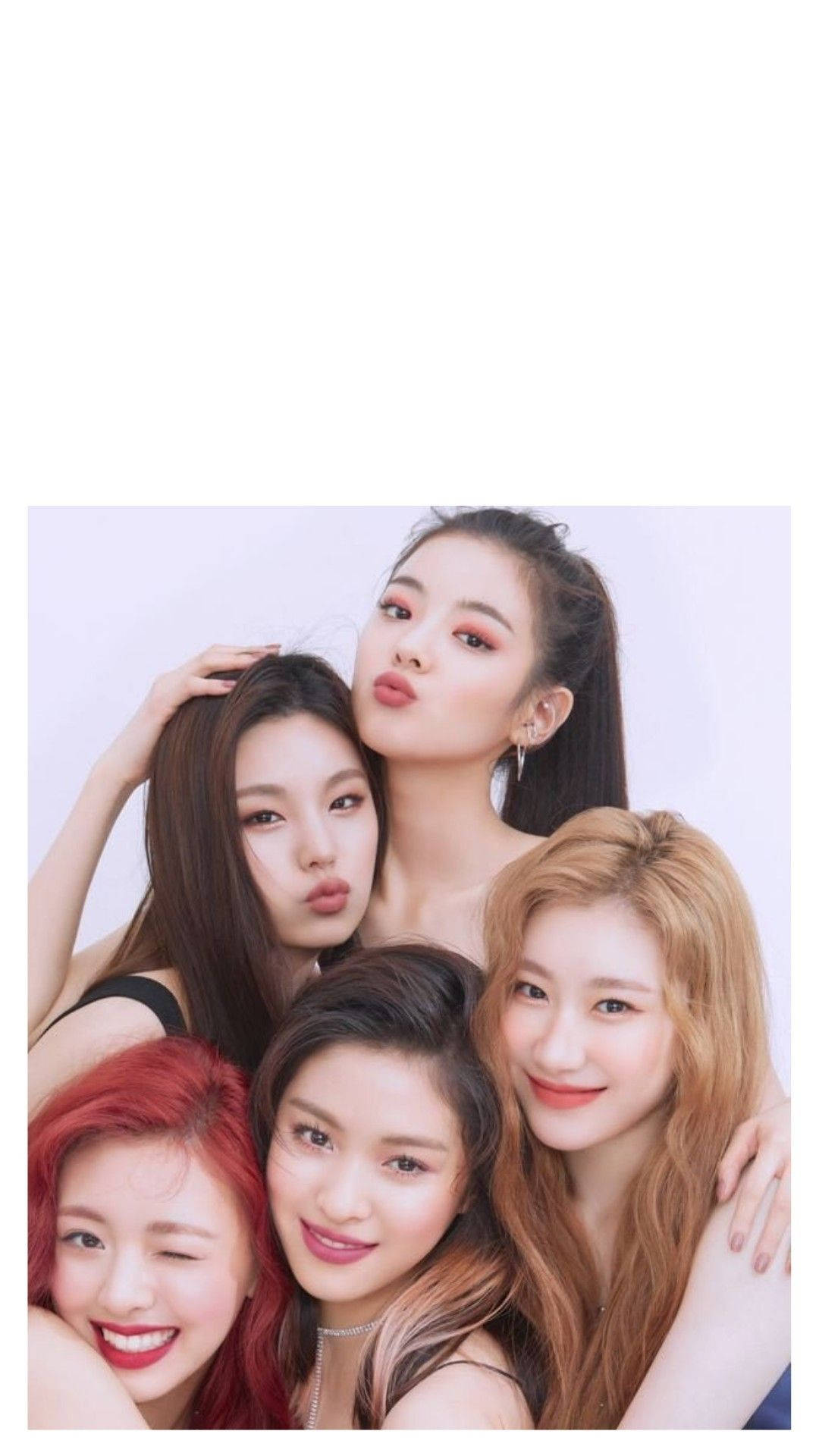 ITZY 桌布 壁紙 — 五位擁有鮮豔髮色的年輕女性在純白背景前緊密地擺出俏皮的表情。