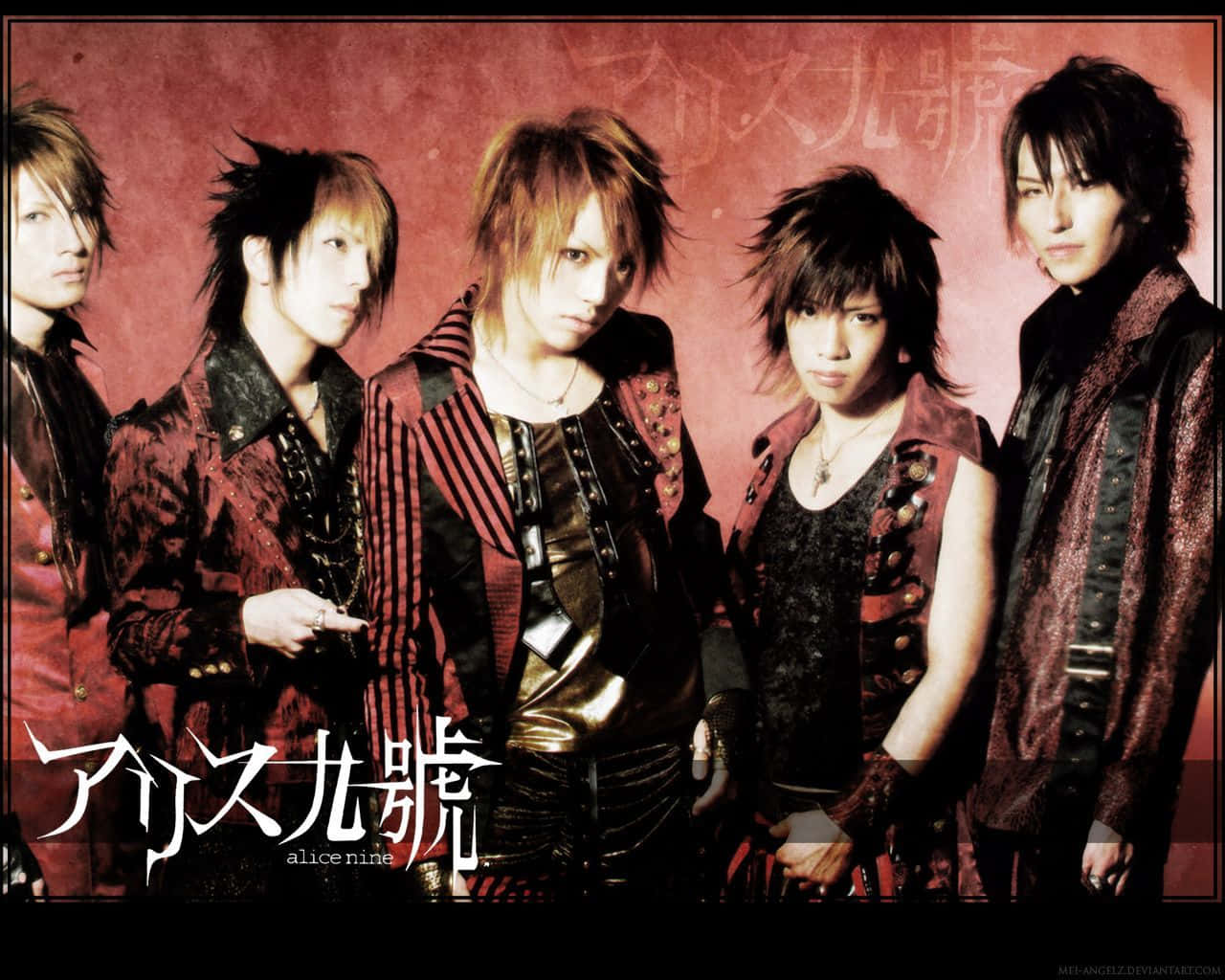 J-rock 桌布 壁紙 — 五位日本視覺系樂團成員在帶有紋理的紅色背景和風格化日文字體前強烈擺姿勢。