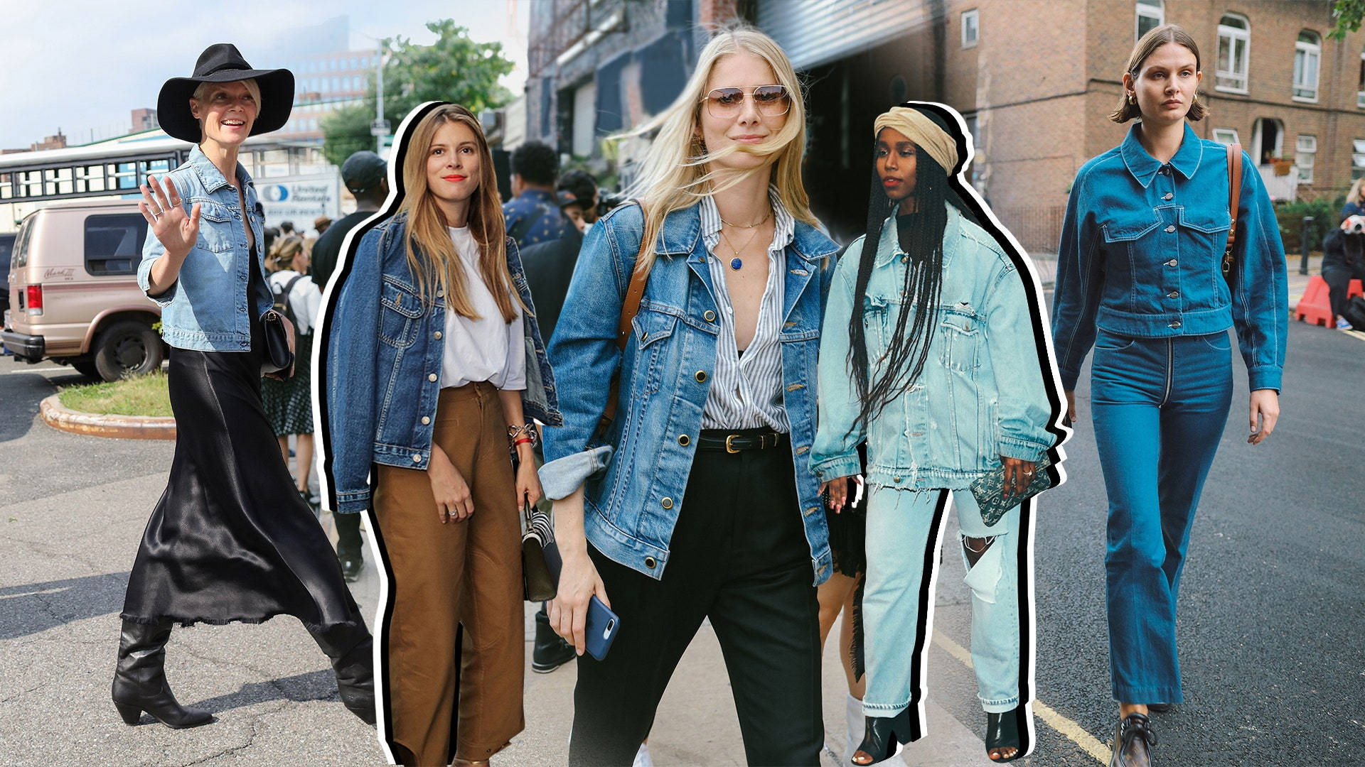 Denim 桌布 壁紙 — 五位時尚女性身穿牛仔外套，自信地走在陽光普照的城市街道上，背景有建築物和一輛廂型車。