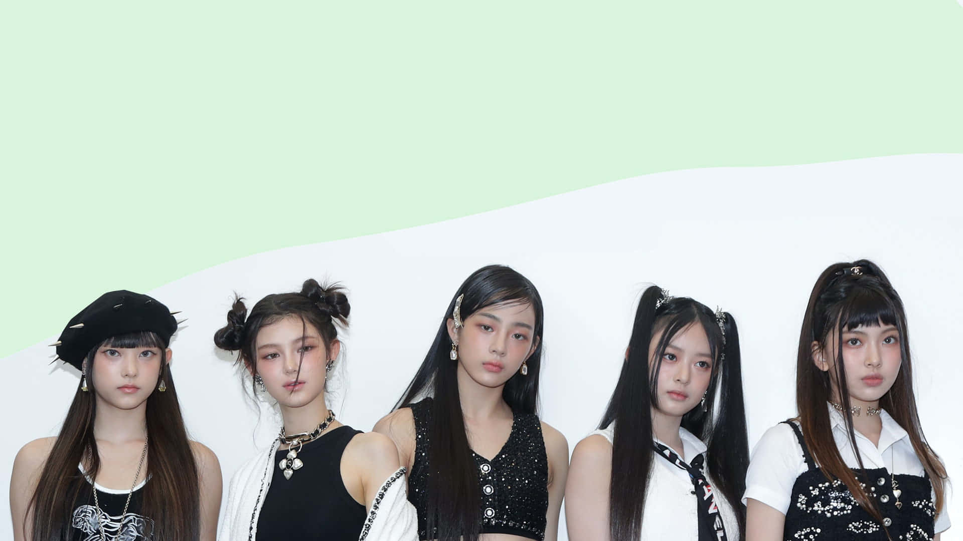 Cute Kpop 桌布 壁紙 — 五位時尚年輕女性在分為淺綠色和白色的背景前自信地擺姿勢。