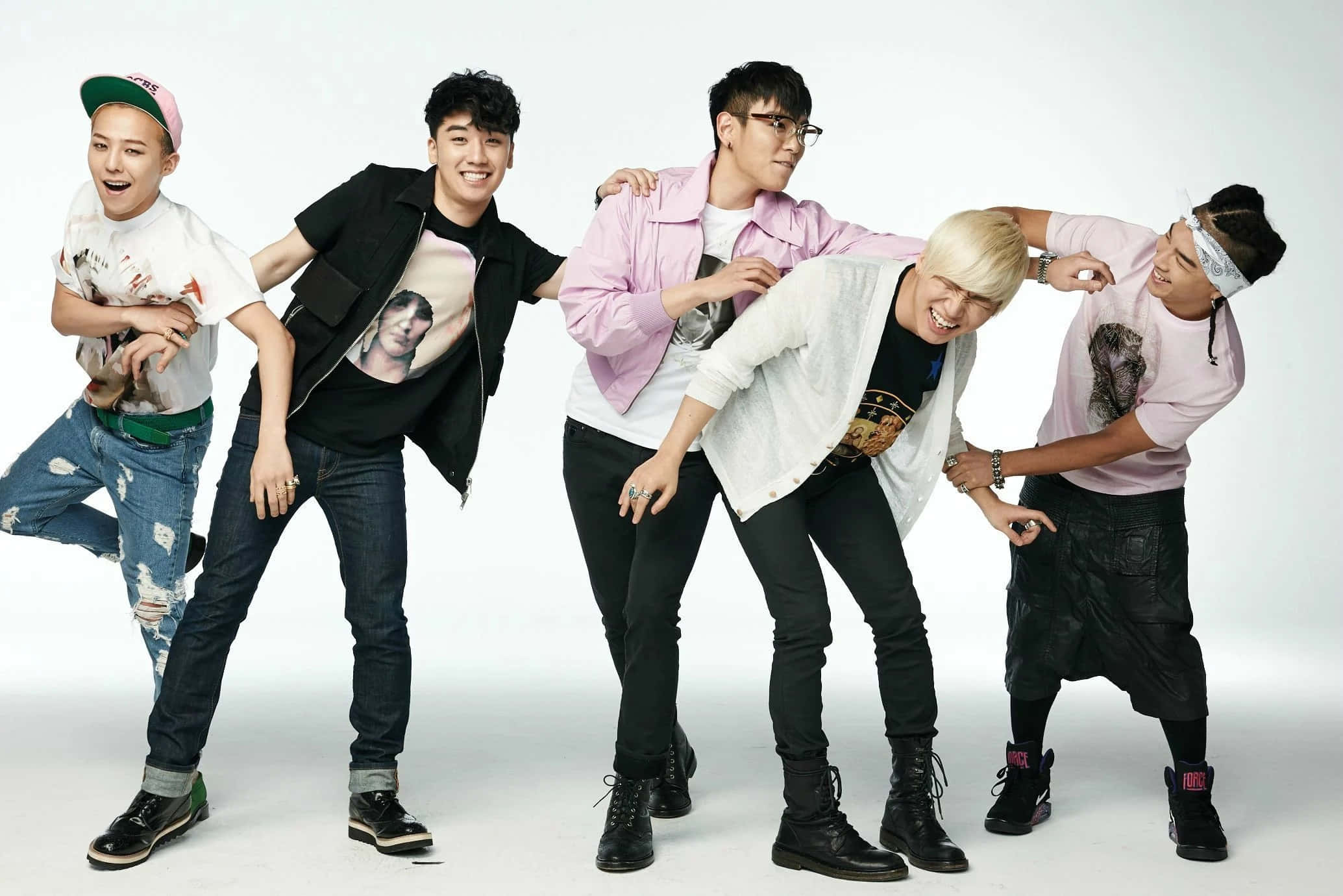 Bigbang 桌布 壁紙 — 五位時尚年輕男士穿著潮流街頭服飾，在純白工作室背景前擺出俏皮姿勢。