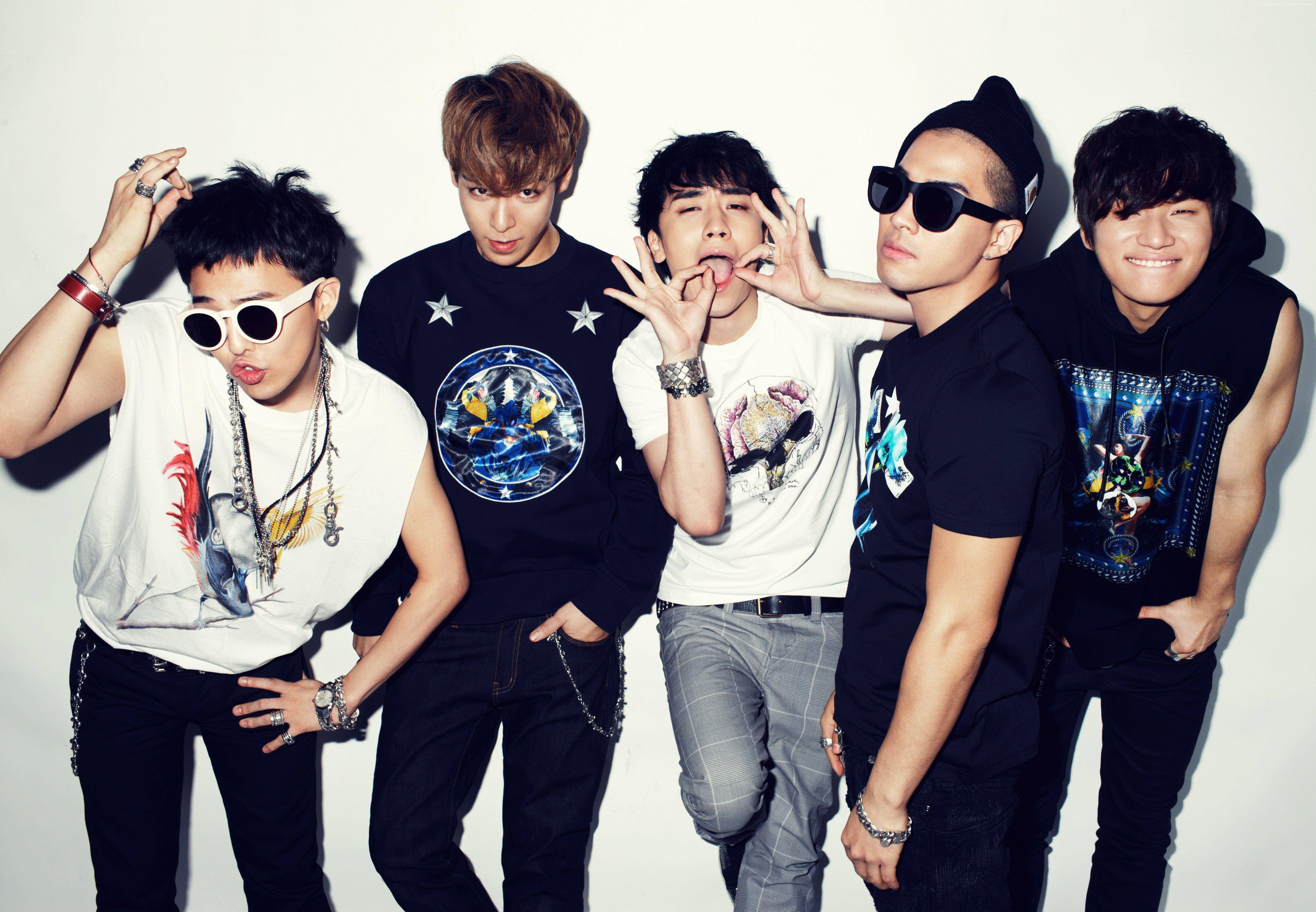 Bigbang 桌布 壁紙 — 五位時尚年輕男士穿著潮流街頭服飾，在純白背景前擺出俏皮姿勢。