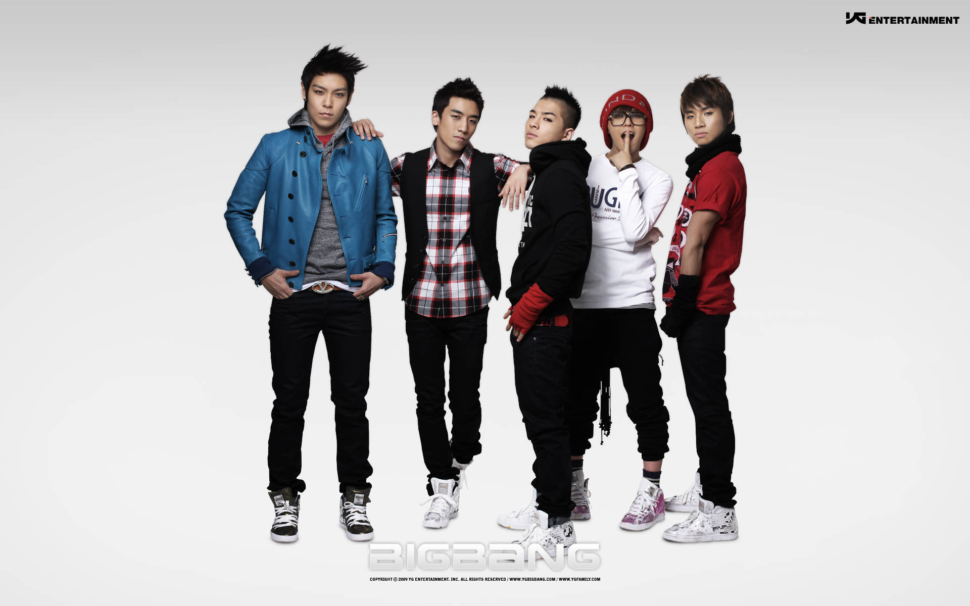 Bigbang 桌布 壁紙 — 五位時尚年輕男士穿著潮流街頭服飾，在純白背景前自信擺姿勢。
