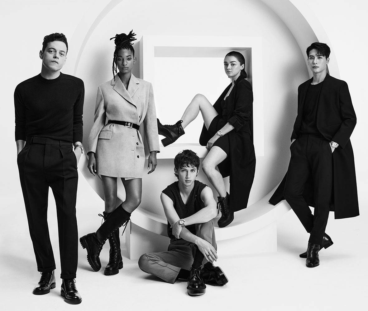 Rami Malek 桌布 壁紙 — 五位時尚模特兒在極簡弧形建築背景下自信地以單色擺姿勢。