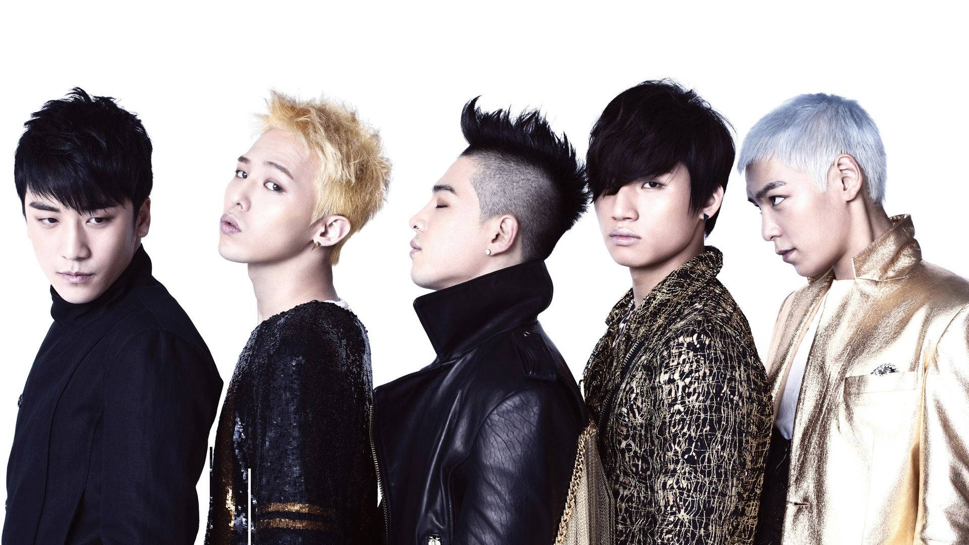 Bigbang 桌布 壁紙 — 五位時尚男士，擁有鮮豔的髮色和前衛的服裝，在純白背景前自信地擺姿勢。