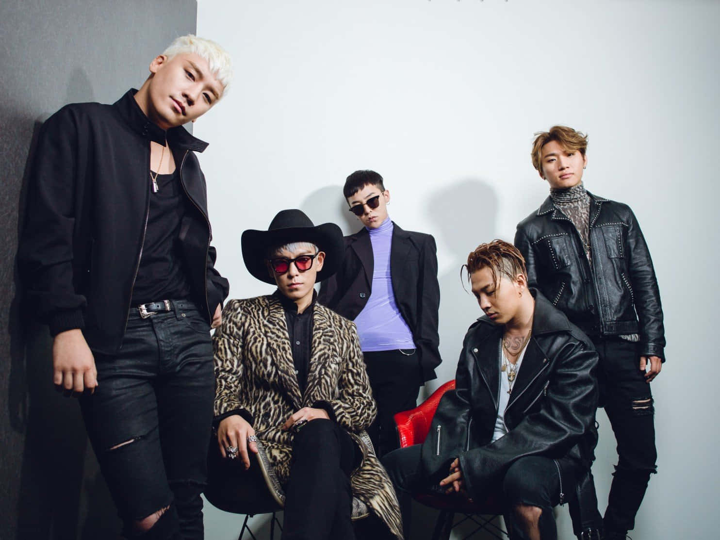 Bigbang 桌布 壁紙 — 五位時尚男士穿著前衛服裝，在戲劇性燈光下自信地靠著素牆擺姿勢。