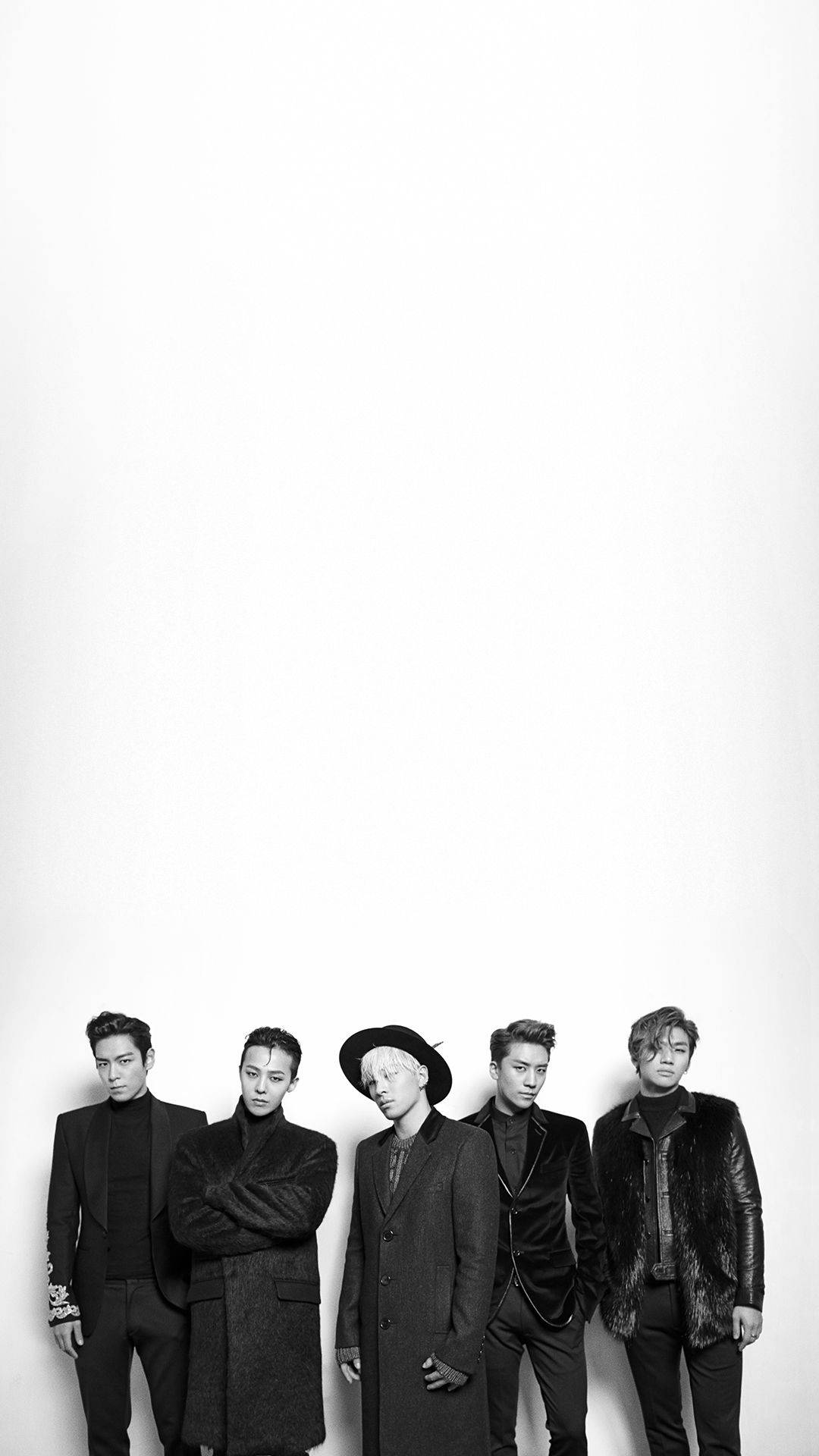 Bigbang 桌布 壁紙 — 五位時尚男士身穿深色正裝，在簡約黑白攝影棚拍攝中，自信地擺姿勢，背景是純白色。